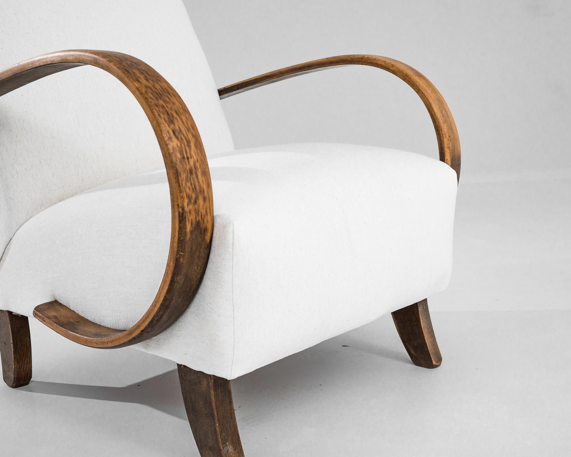 Fauteuil en bois tchèque des années 1930 par J. Halabala Bon état - En vente à High Point, NC