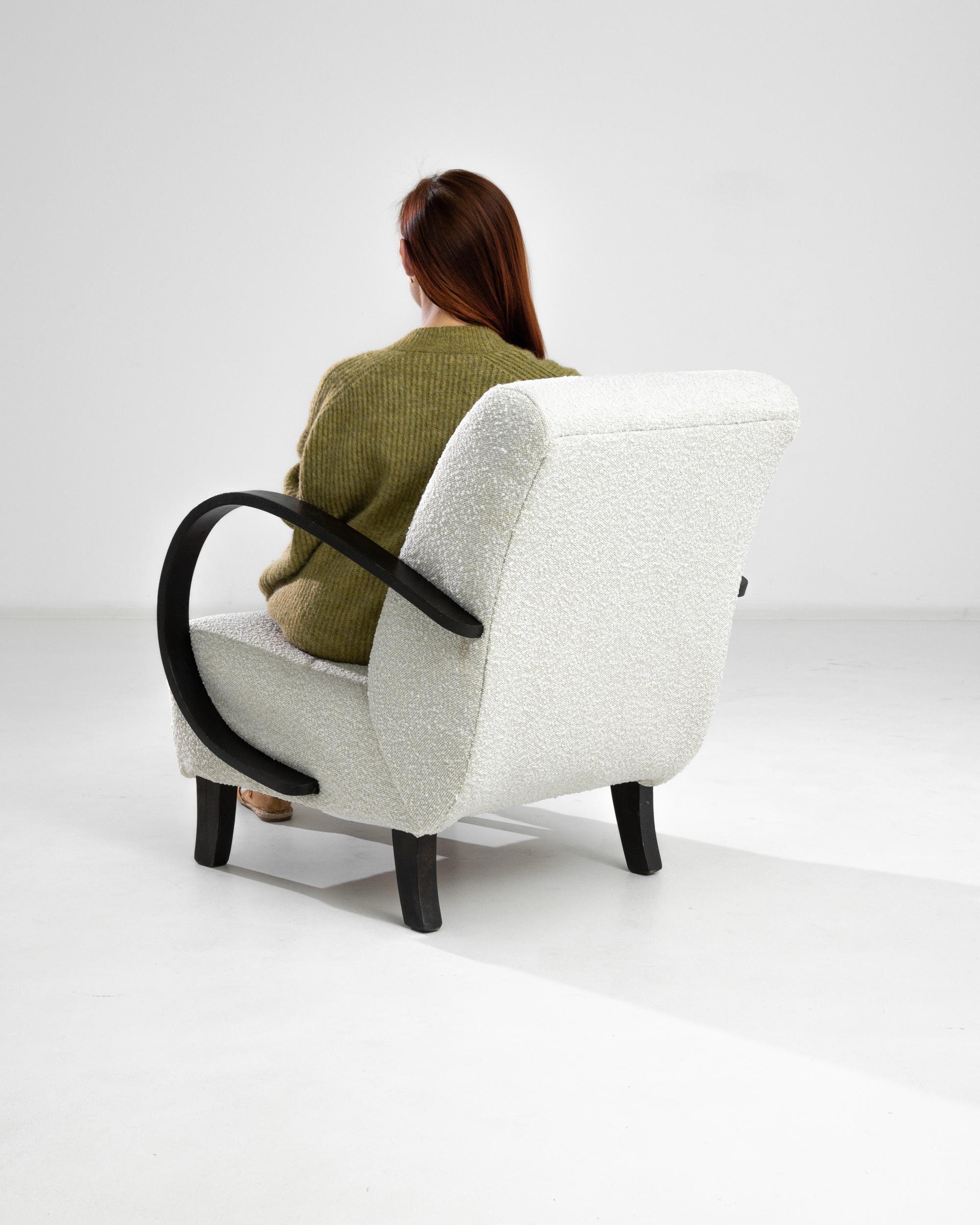 Fauteuil en bois tchèque des années 1930 par J. Halabala Bon état - En vente à High Point, NC