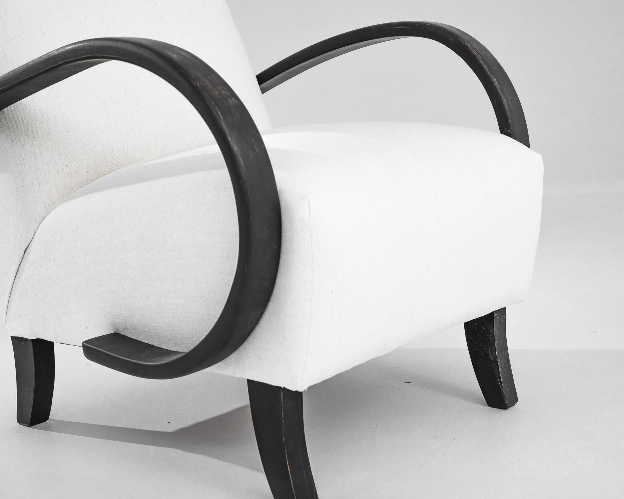 Fauteuil en bois tchèque des années 1930 par J. Halabala Bon état - En vente à High Point, NC