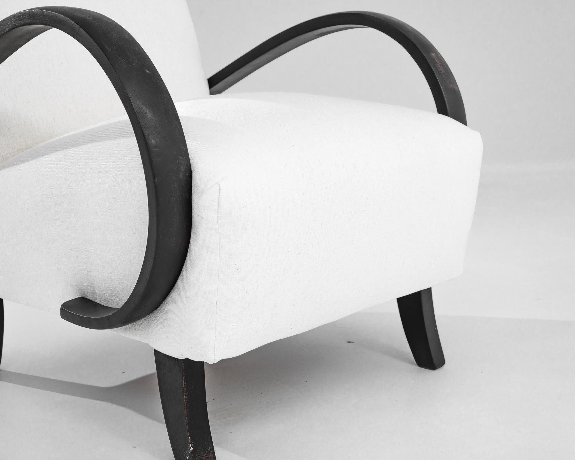 Fauteuil en bois tchèque des années 1930 par J. Halabala Bon état - En vente à High Point, NC