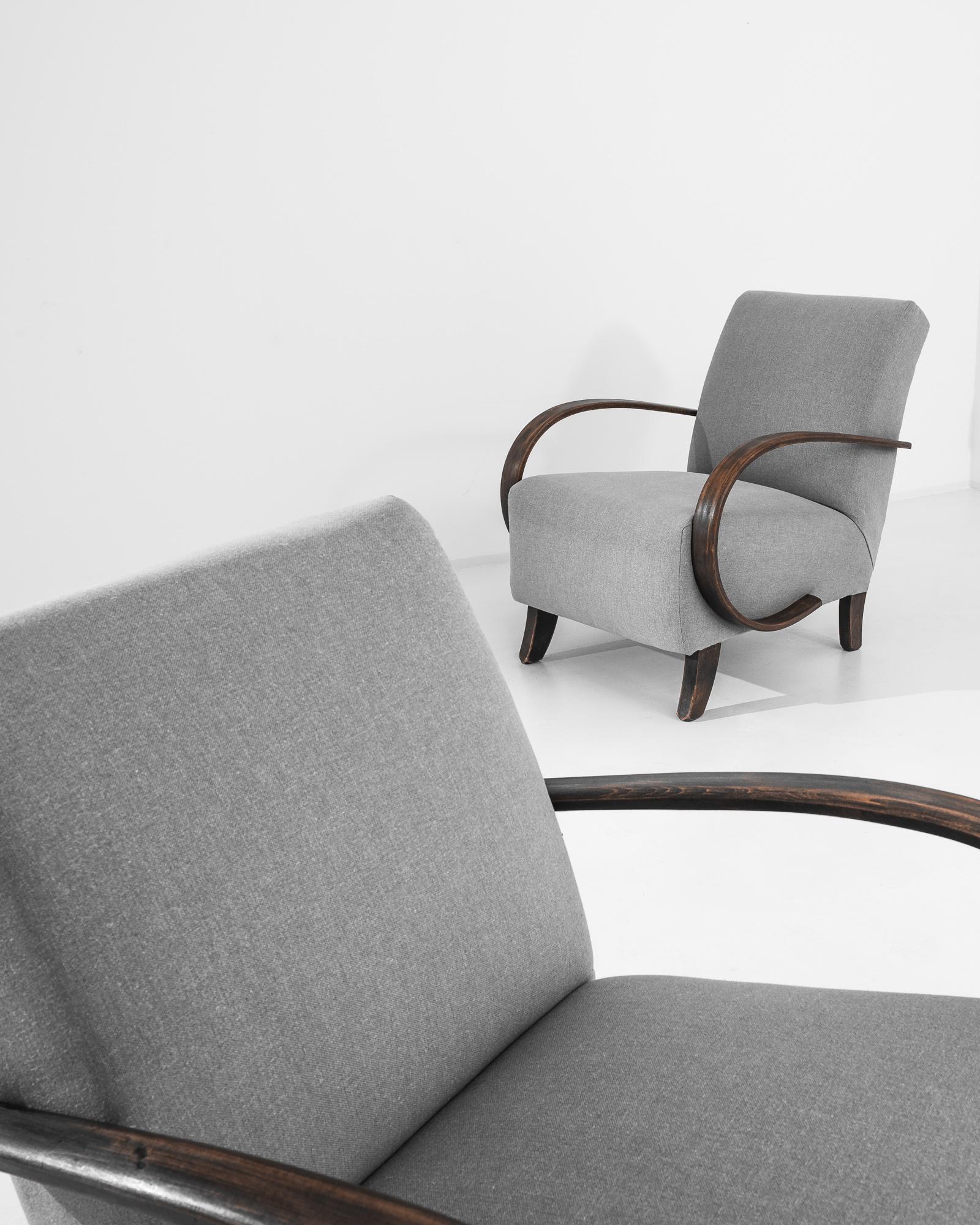 Cette paire de fauteuils en bois tchèque des années 1930 de J. Halabala représente l'apogée du design Art déco, alliant élégance et fonctionnalité. Ces fauteuils témoignent du génie d'Halabala, avec ses accoudoirs en bois qui se courbent