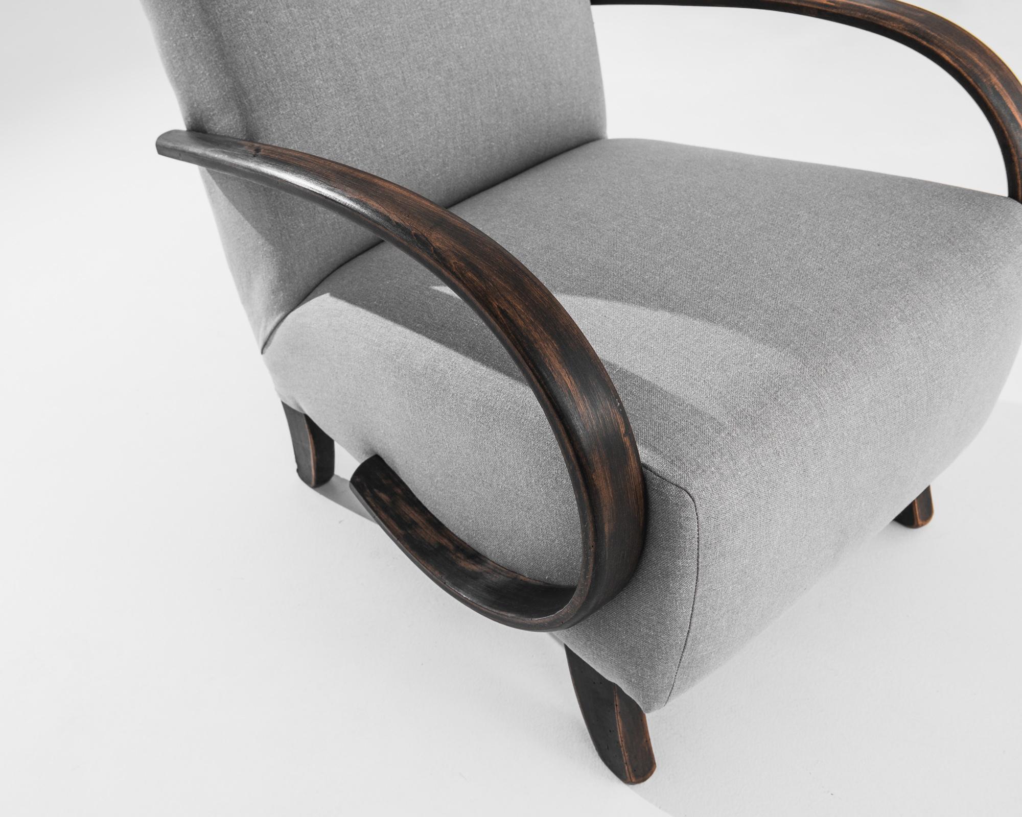 Paire de fauteuils en bois tchèques des années 1930 par J. Halabala Bon état - En vente à High Point, NC
