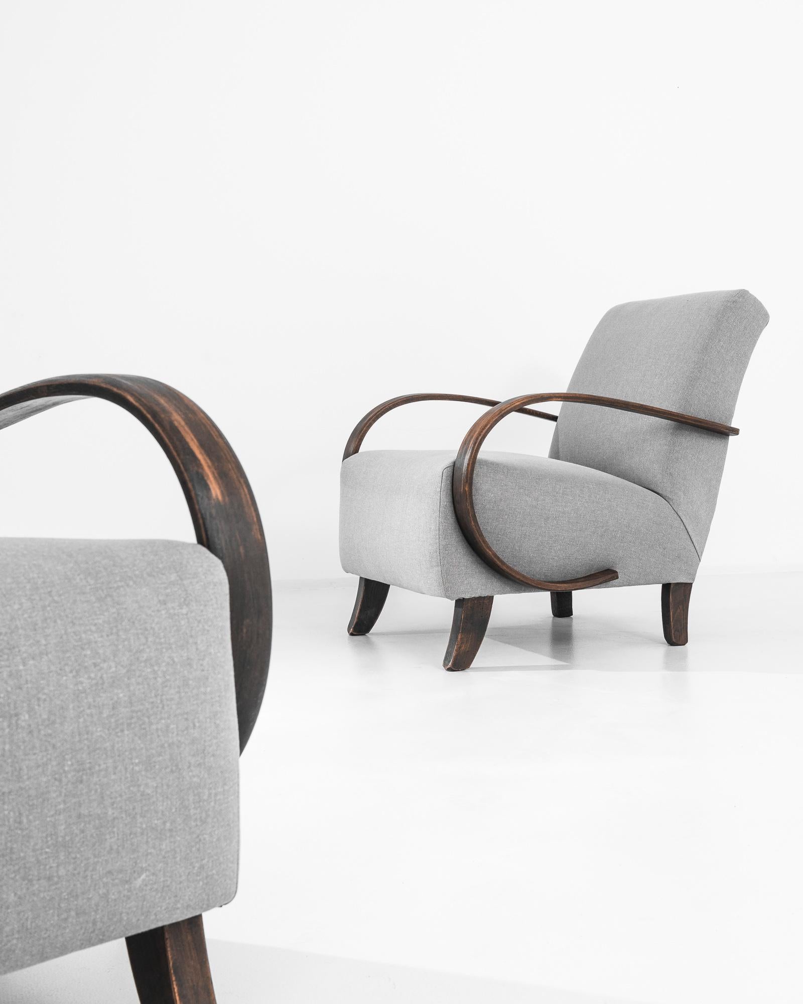 20ième siècle Paire de fauteuils en bois tchèques des années 1930 par J. Halabala en vente