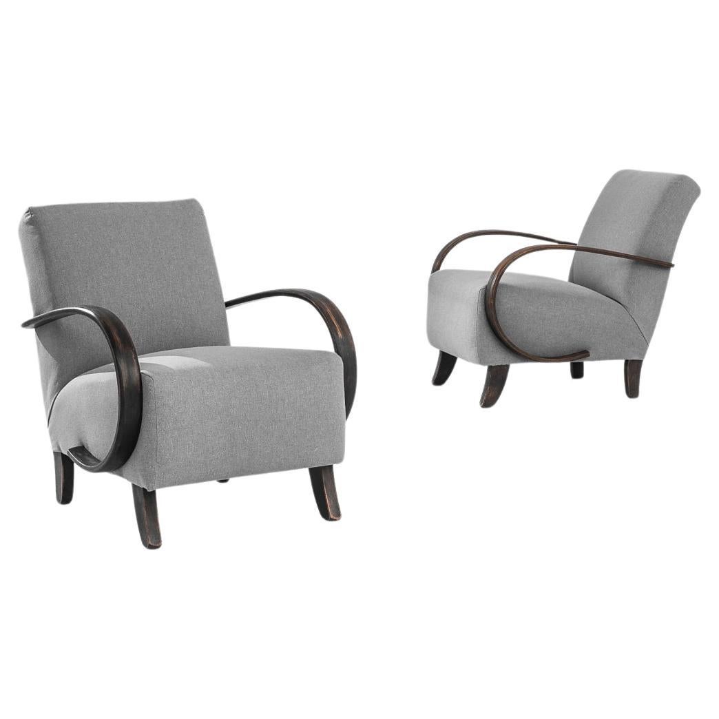Paire de fauteuils en bois tchèques des années 1930 par J. Halabala en vente