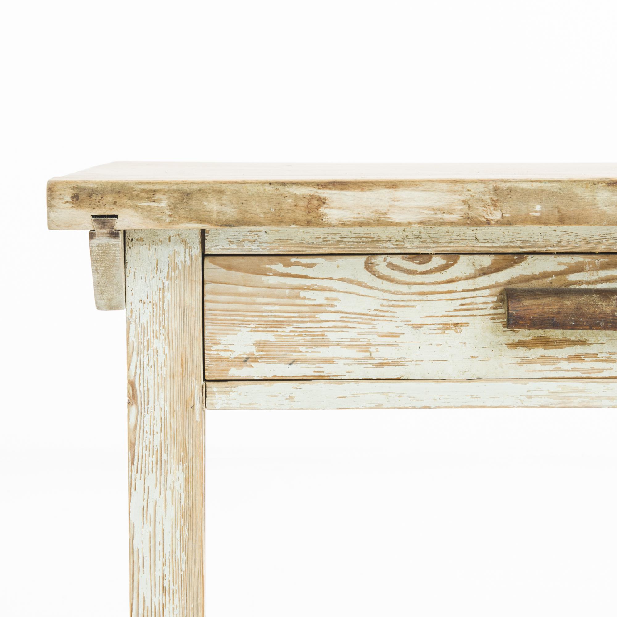 Ein Holztisch aus der Tschechischen Republik, hergestellt um 1930. Ein rustikaler Beistelltisch in pragmatischen Proportionen mit einer dicken Tischplatte, einer Schiebeschublade mit Holzgriff und einem unteren Regal aus Holzlatten. Weiß