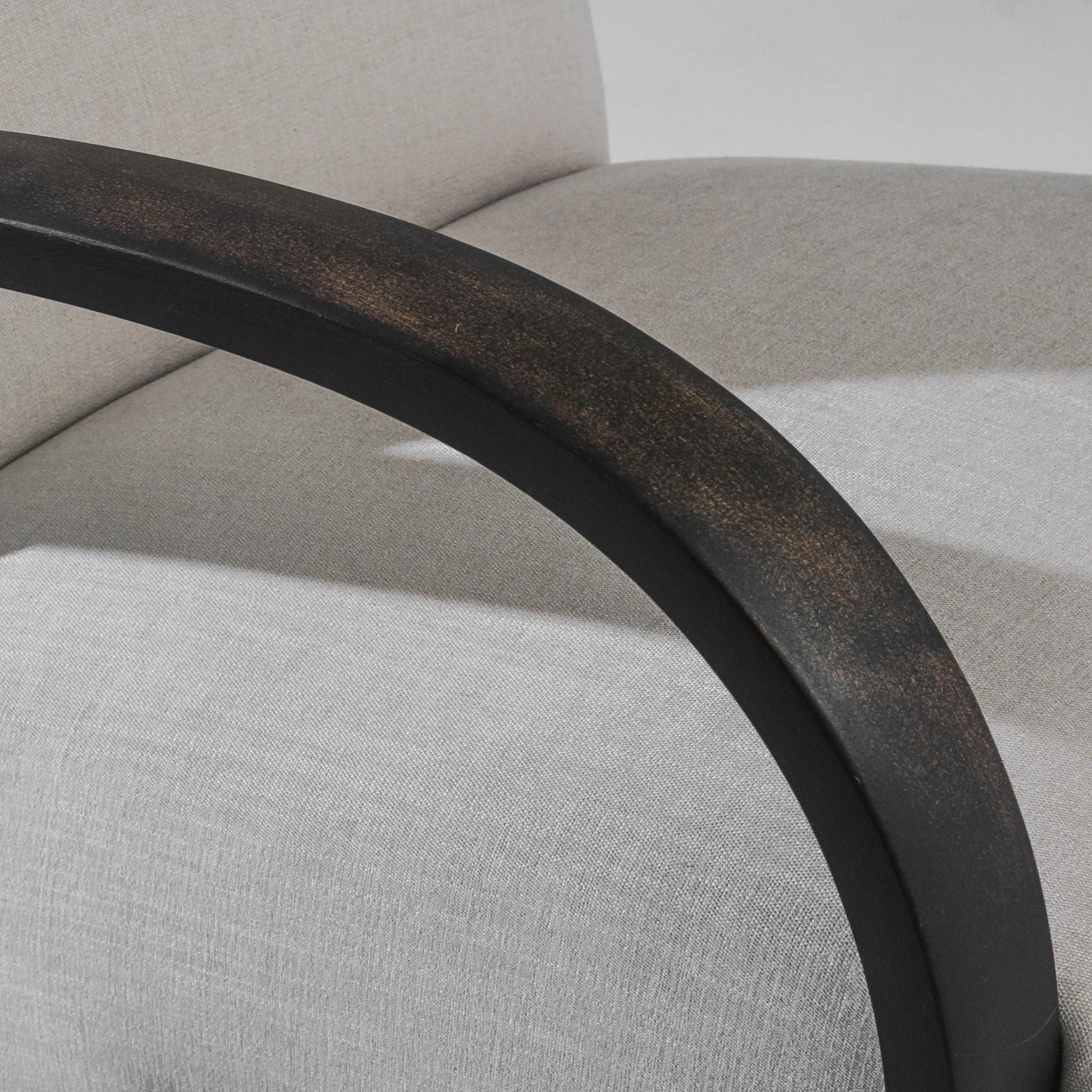 Dieser tschechische Sessel aus den 1930er Jahren, entworfen von dem berühmten J. Halabala, ist ein Meisterwerk des Vintage-Designs, das Funktionalität mit einer kunstvollen Ästhetik verbindet. Die eleganten Kurven des Stuhls und die kühnen schwarzen