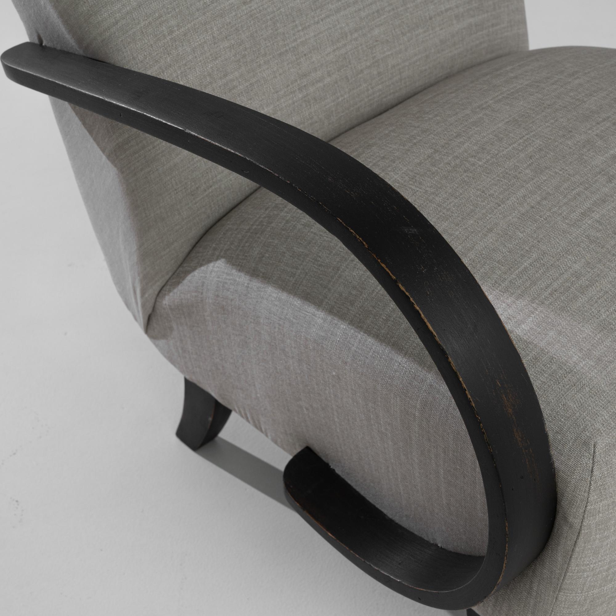 Plongez dans l'incarnation de l'élégance des années 1930 avec cette paire de fauteuils tapissés en bois tchèque du célèbre designer J. Halabala. Chaque chaise est un chef-d'œuvre d'artisanat, avec des accoudoirs gracieusement incurvés qui font écho