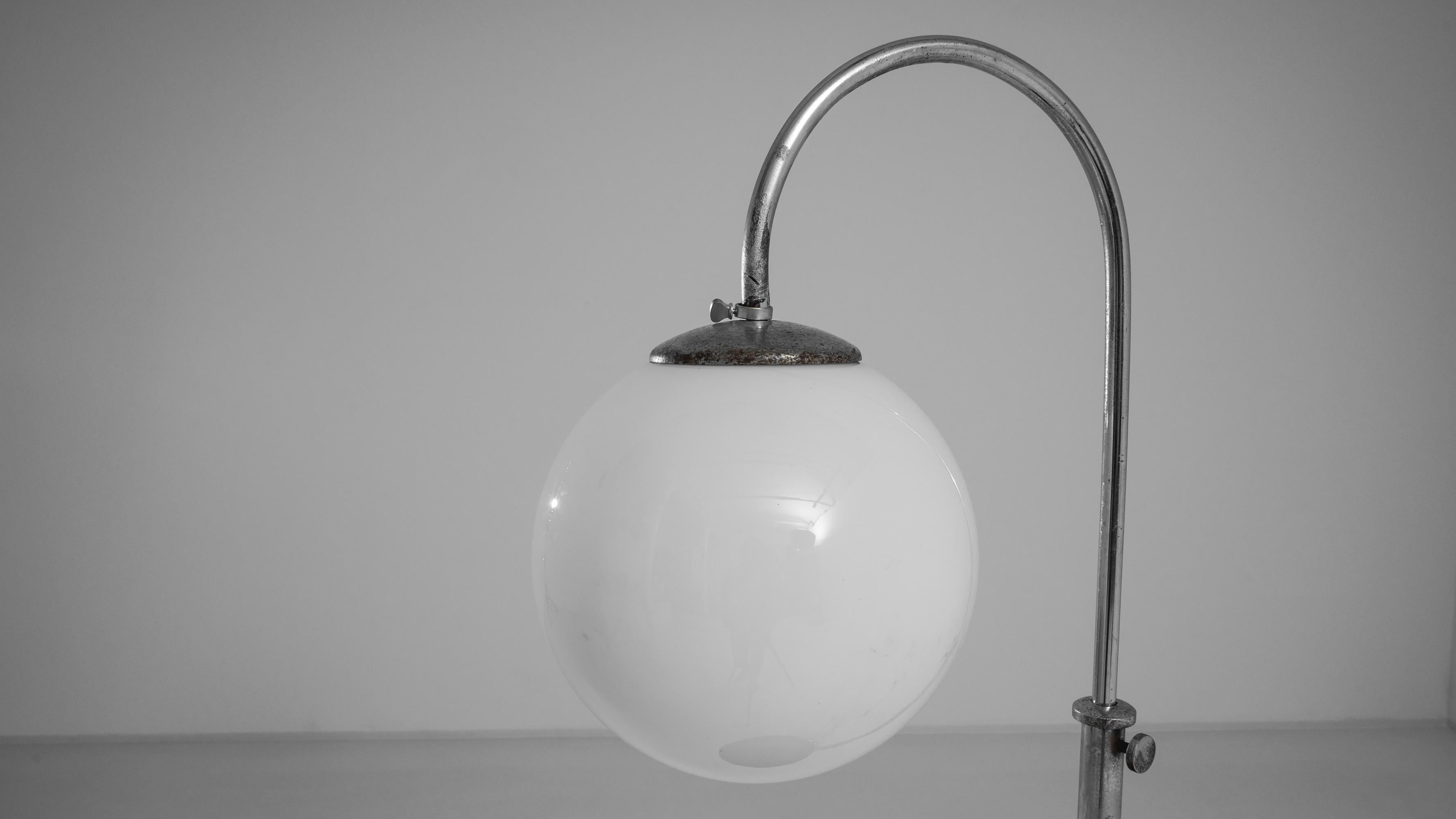 Beleuchten Sie Ihren Raum mit der zeitlosen Eleganz dieser tschechischen Metall-Stehlampe aus den 1930er Jahren, entworfen von J. Halabala. Diese modernistische Stehleuchte verbindet Form und Funktion nahtlos miteinander. Sie besteht aus einem