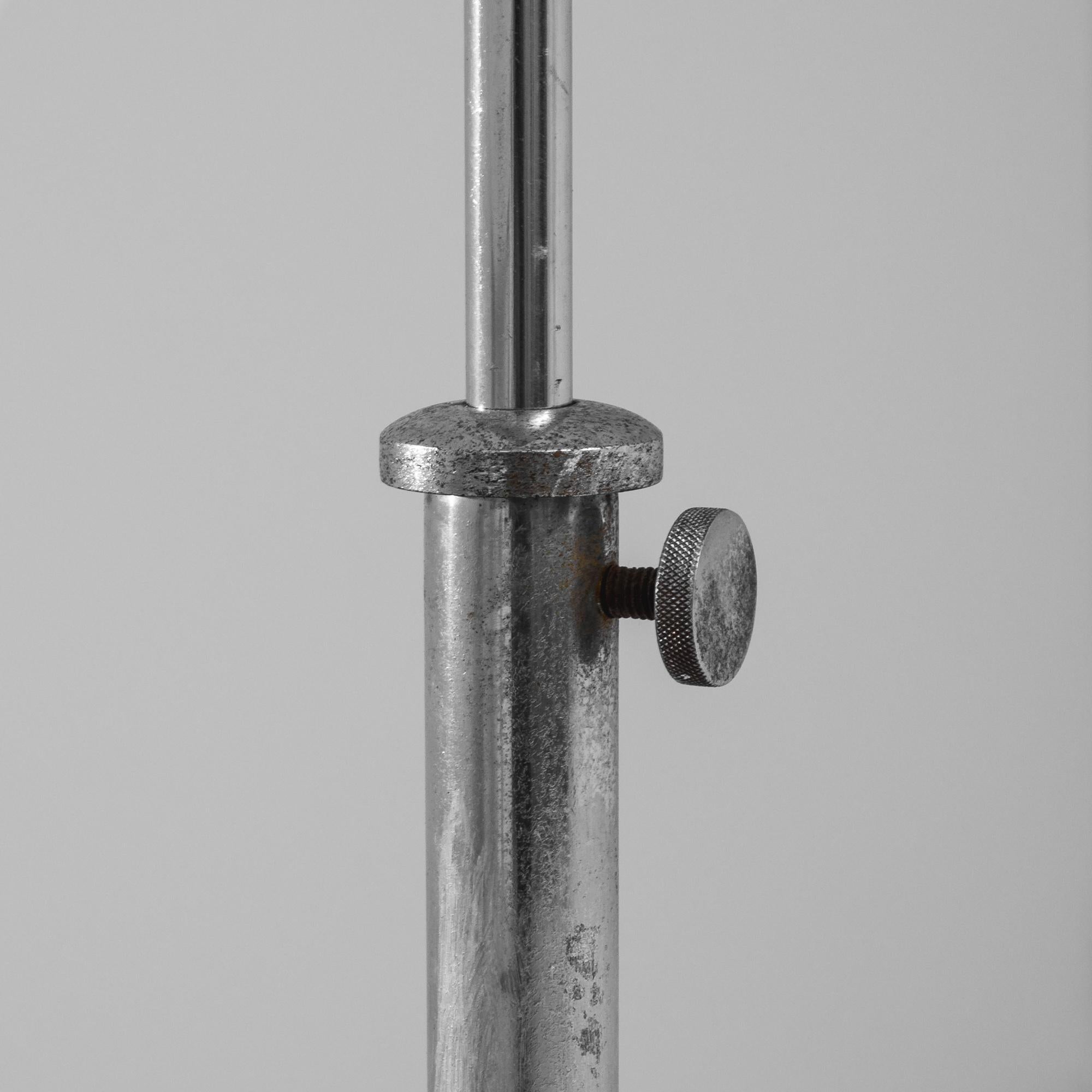 1930er Tschechische Metall-Stehlampe von J. Halabala im Zustand „Gut“ im Angebot in High Point, NC