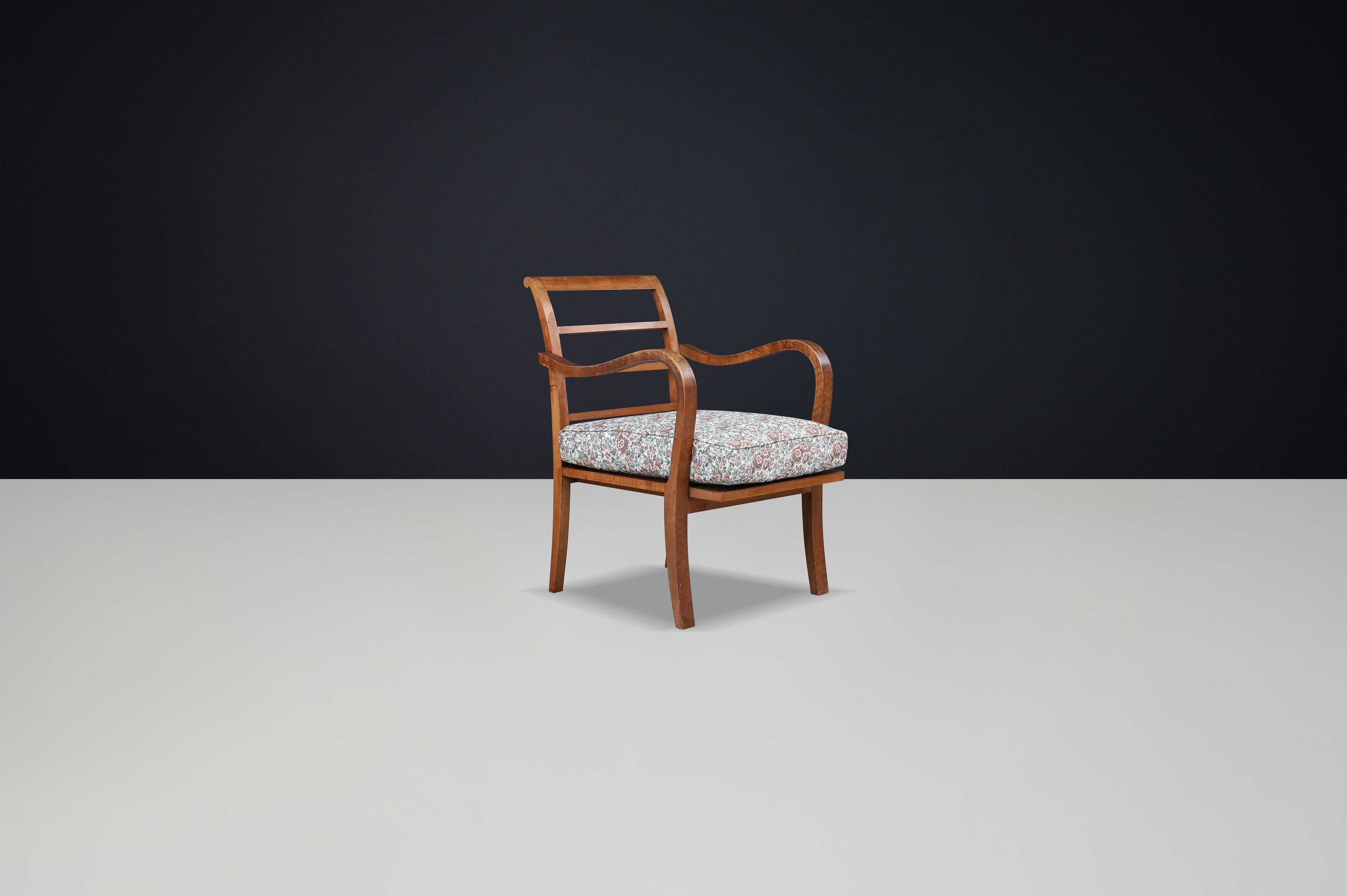 Sillón Art Decó checoslovaco de los años 30 con tapicería floral original

Exquisito ejemplo del diseño centroeuropeo de principios del siglo XX, este sillón checoslovaco de los años 30 encarna la elegancia y la artesanía del periodo Art Déco. Con