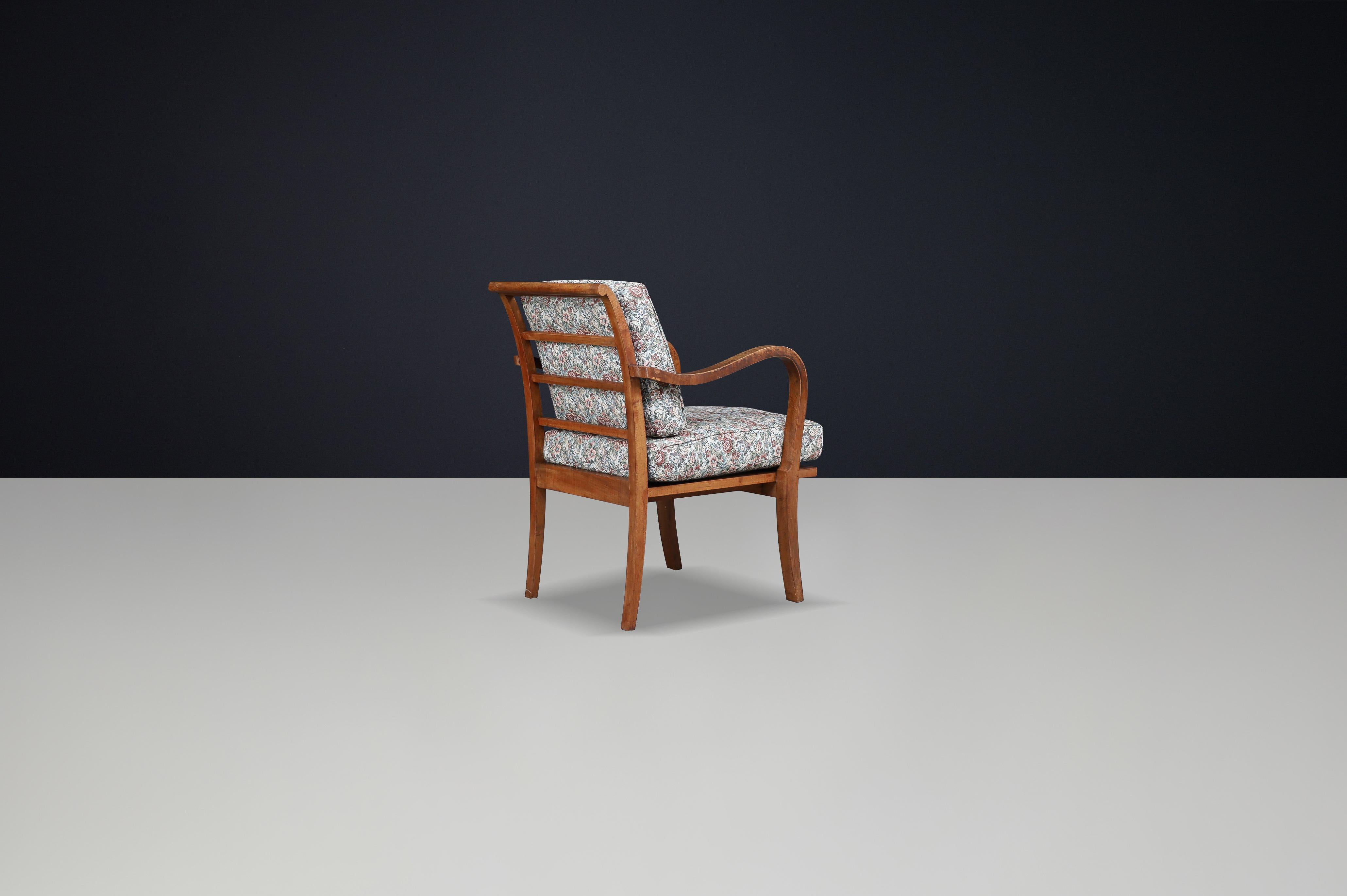 Sillón Art Decó checoslovaco de los años 30 con tapicería floral original. Europeo en venta