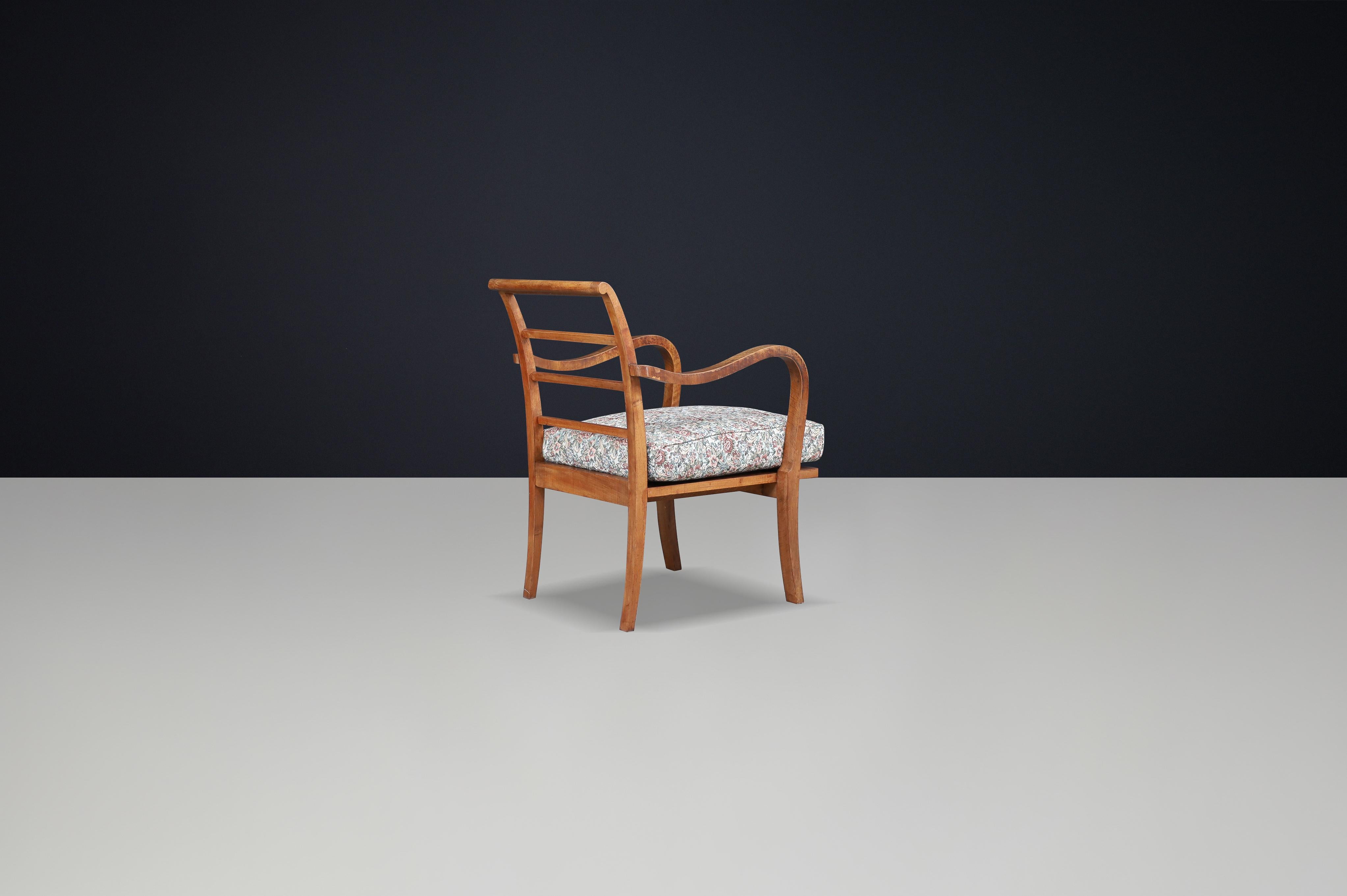 Sillón Art Decó checoslovaco de los años 30 con tapicería floral original. en Bueno estado para la venta en Almelo, NL