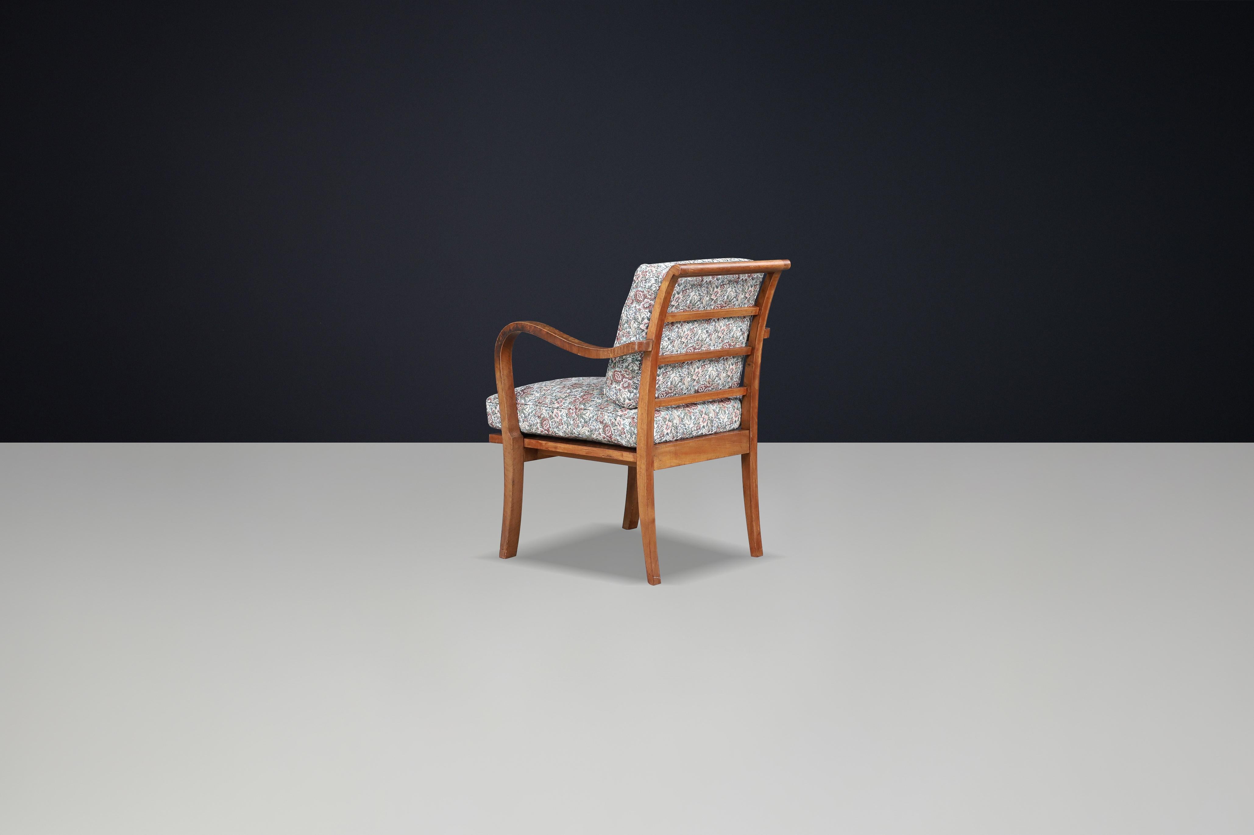 Sillón Art Decó checoslovaco de los años 30 con tapicería floral original. mediados del siglo XX en venta
