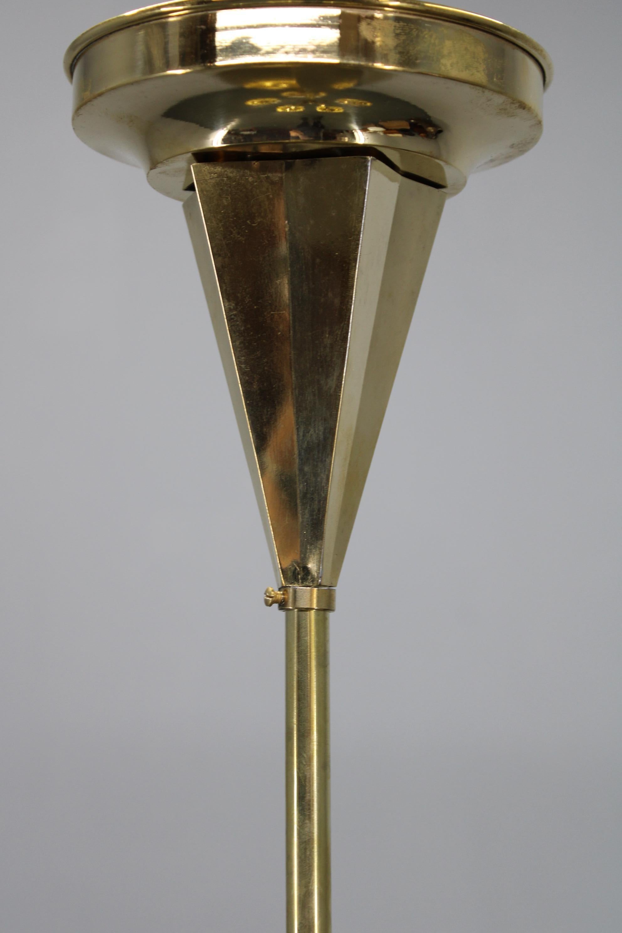 Metà XX secolo Lampadario in ottone Art Deco cecoslovacco del 1930 con cinque globi di vetro opalino in vendita