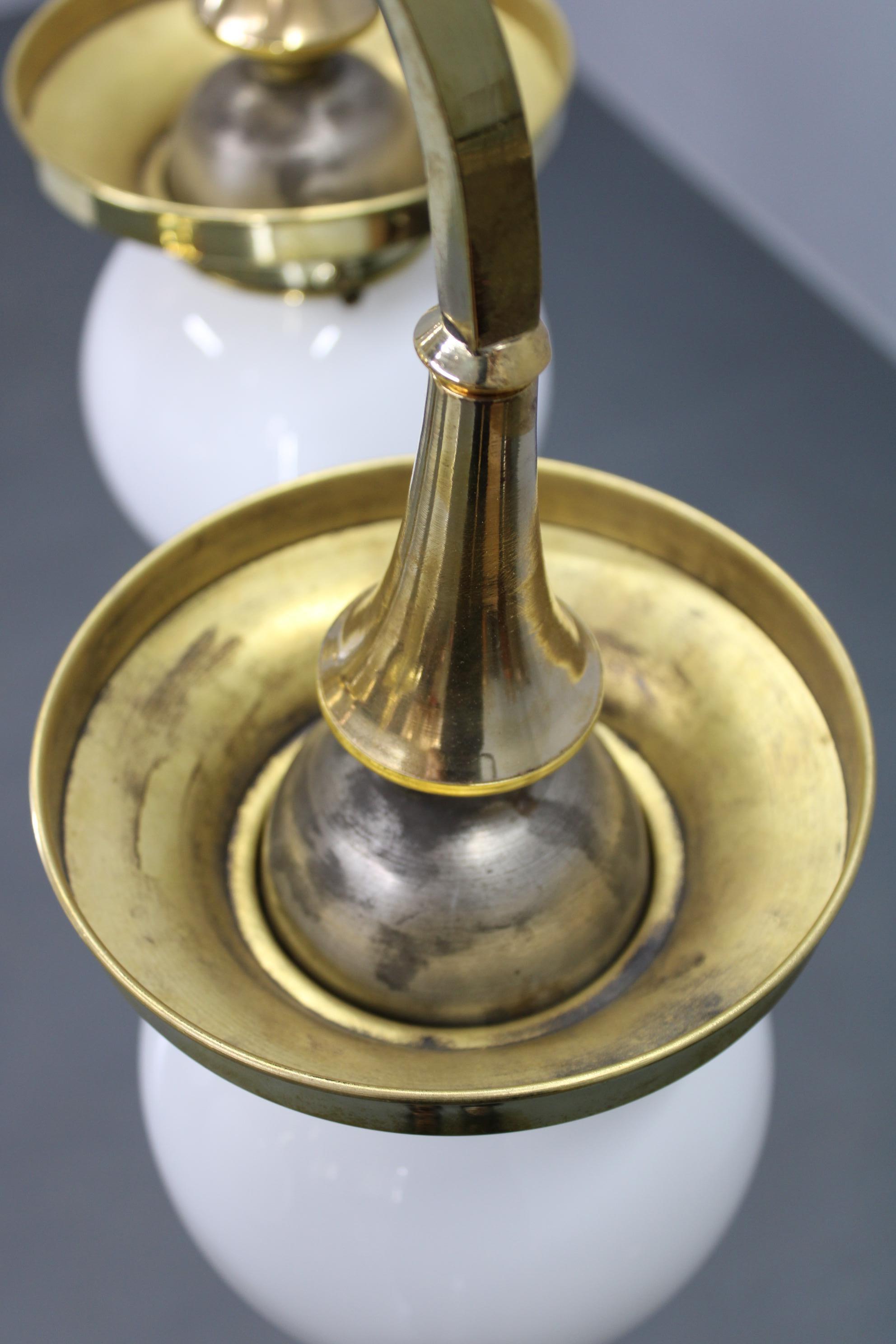 Ottone Lampadario in ottone Art Deco cecoslovacco del 1930 con cinque globi di vetro opalino in vendita