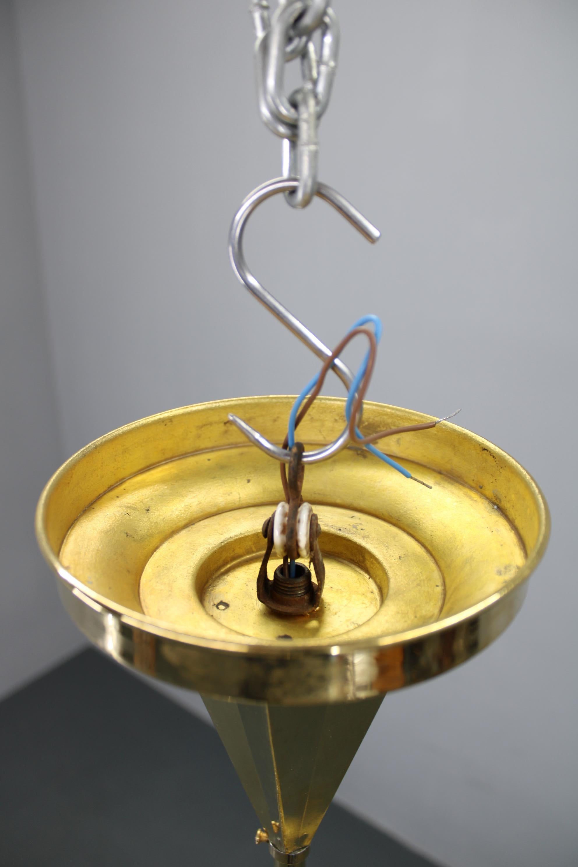 Lampadario in ottone Art Deco cecoslovacco del 1930 con cinque globi di vetro opalino in vendita 1