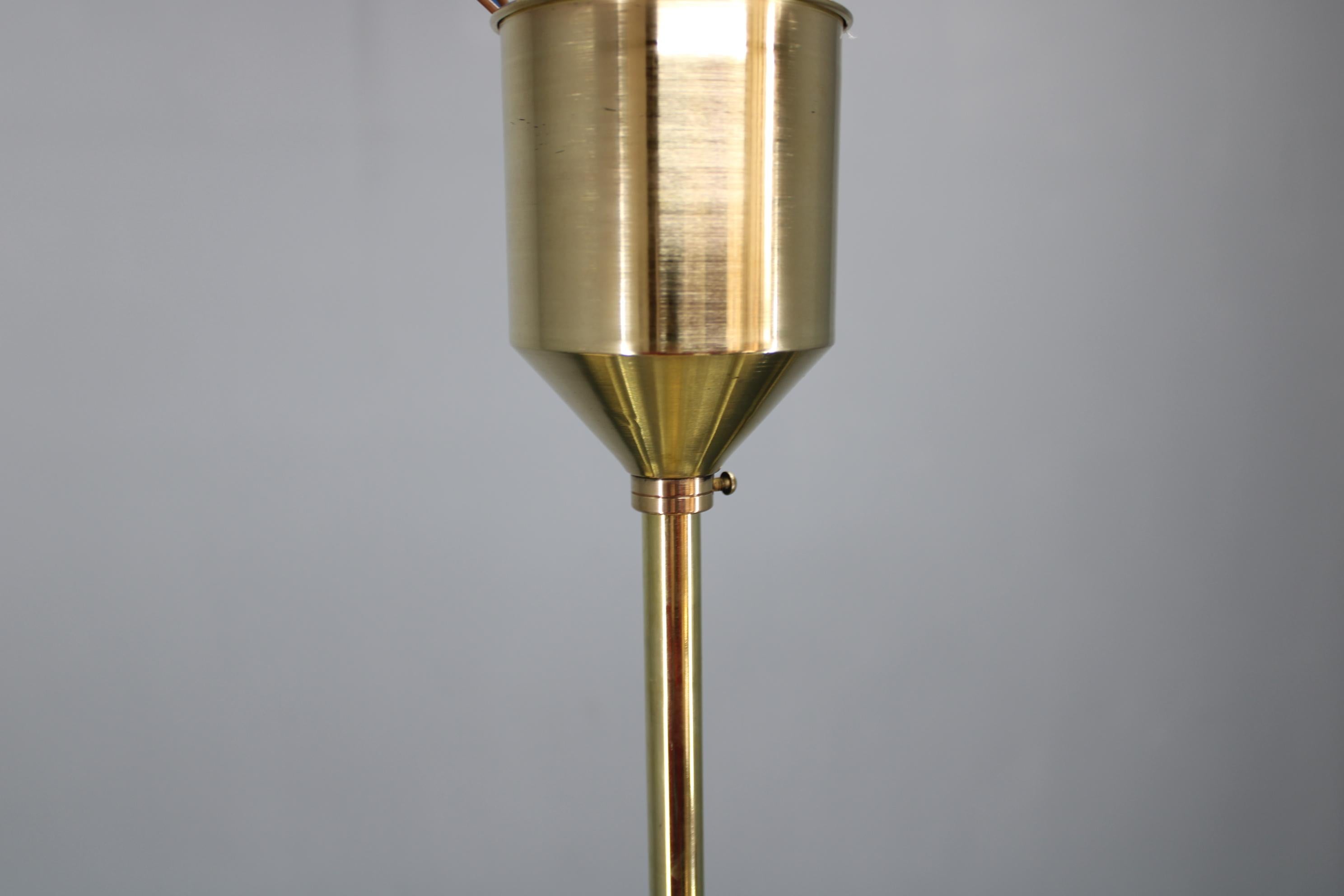 1930s Czechoslovak Art Deco Brass Chandelier with Globe and Opaline Shades in vendita 3