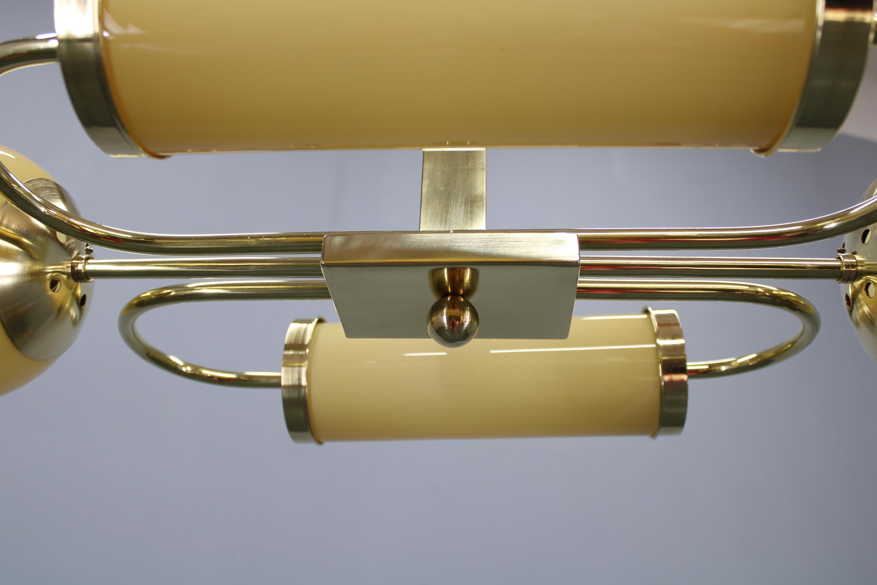 1930s Czechoslovak Art Deco Brass Chandelier with Globe and Opaline Shades in vendita 4