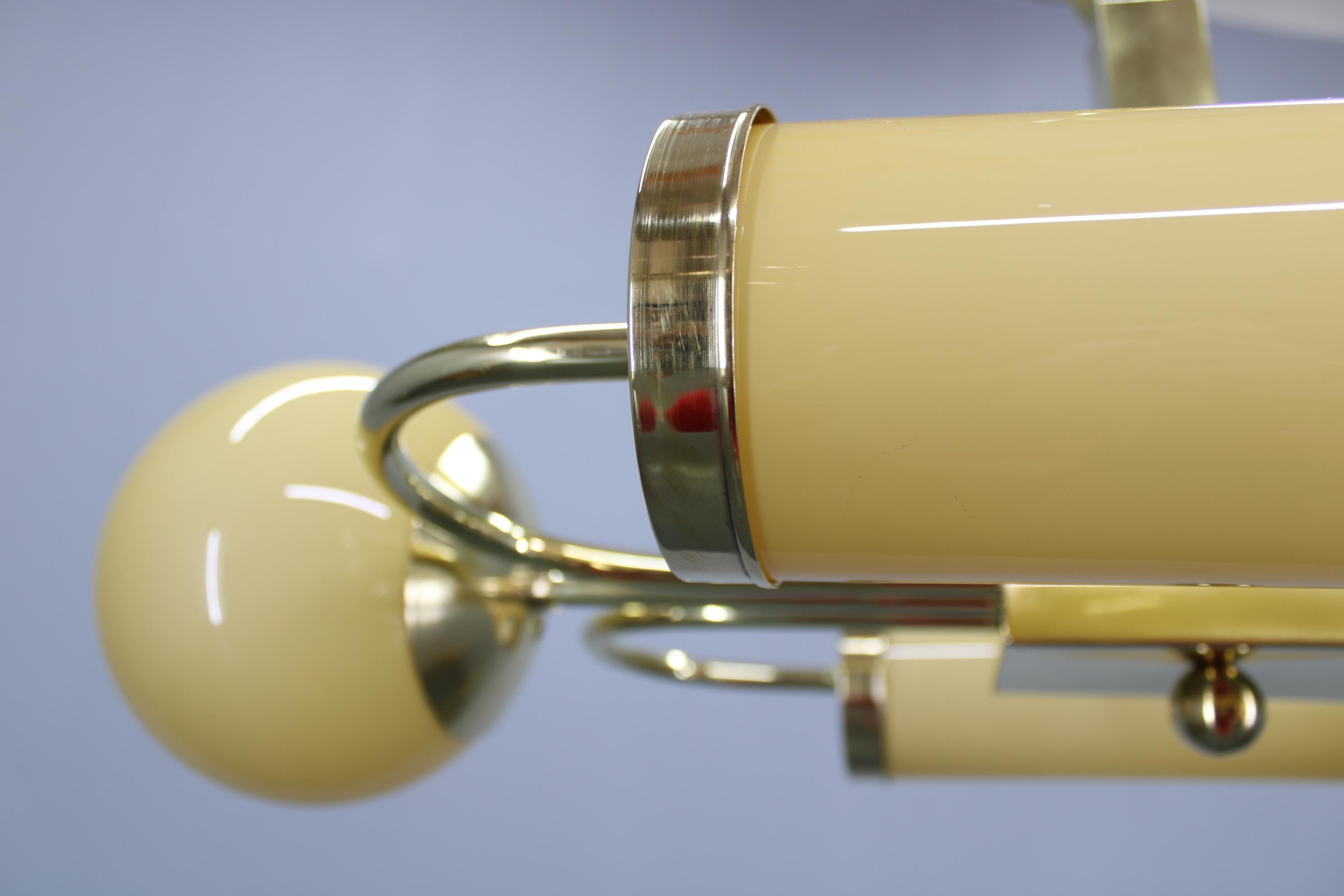 1930s Czechoslovak Art Deco Brass Chandelier with Globe and Opaline Shades in vendita 5