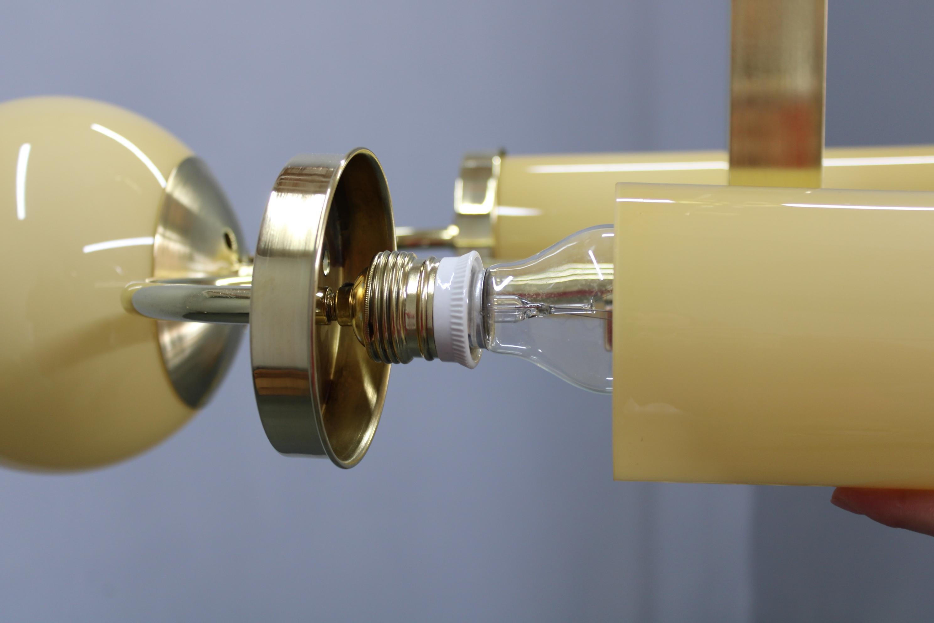 1930s Czechoslovak Art Deco Brass Chandelier with Globe and Opaline Shades in vendita 9