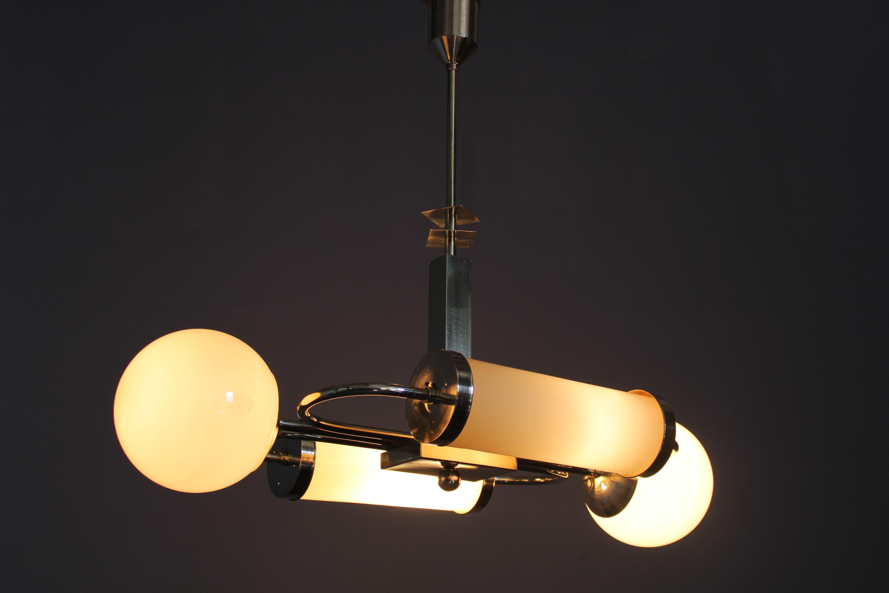 1930s Czechoslovak Art Deco Brass Chandelier with Globe and Opaline Shades in vendita 10