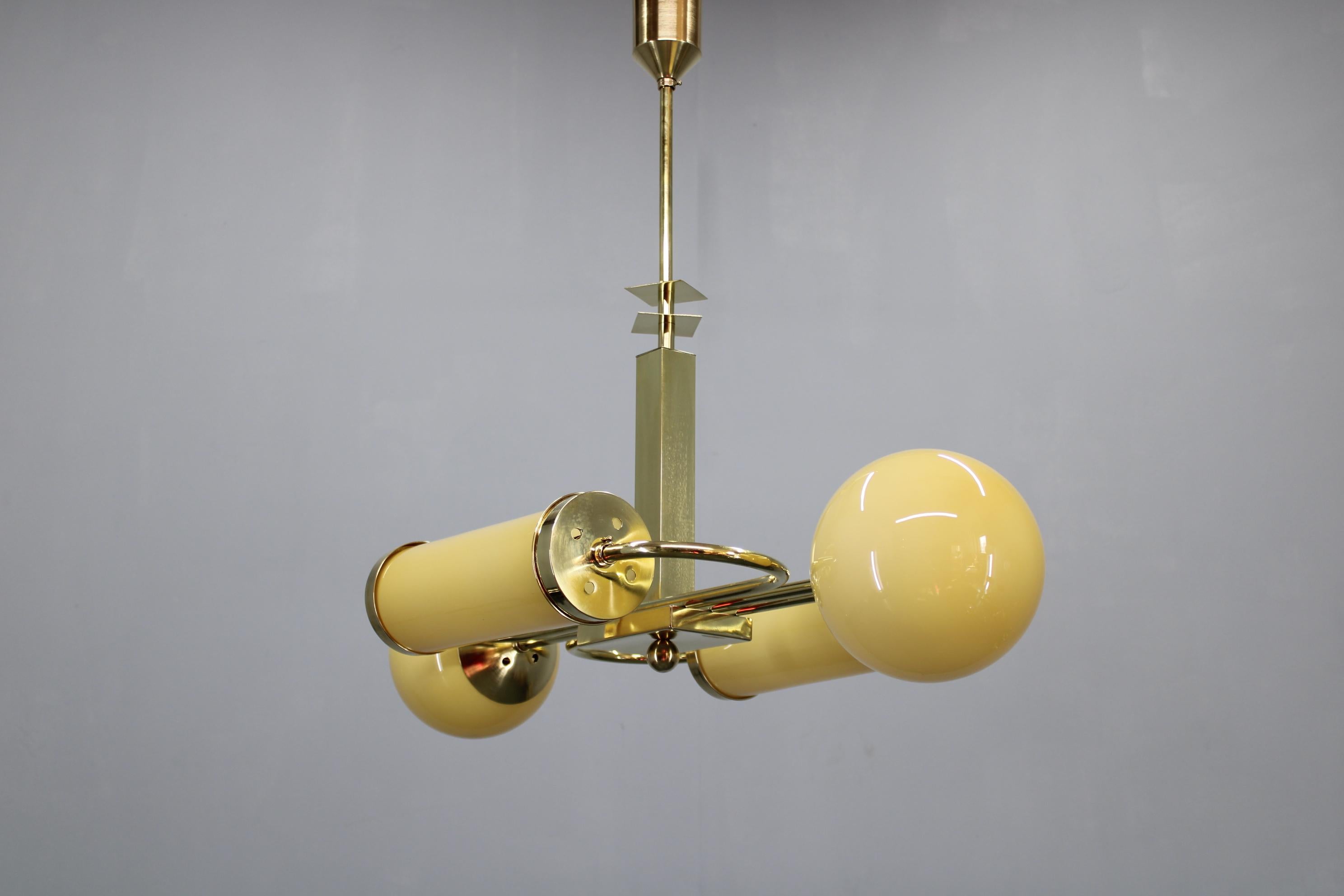 Art Déco 1930s Czechoslovak Art Deco Brass Chandelier with Globe and Opaline Shades in vendita