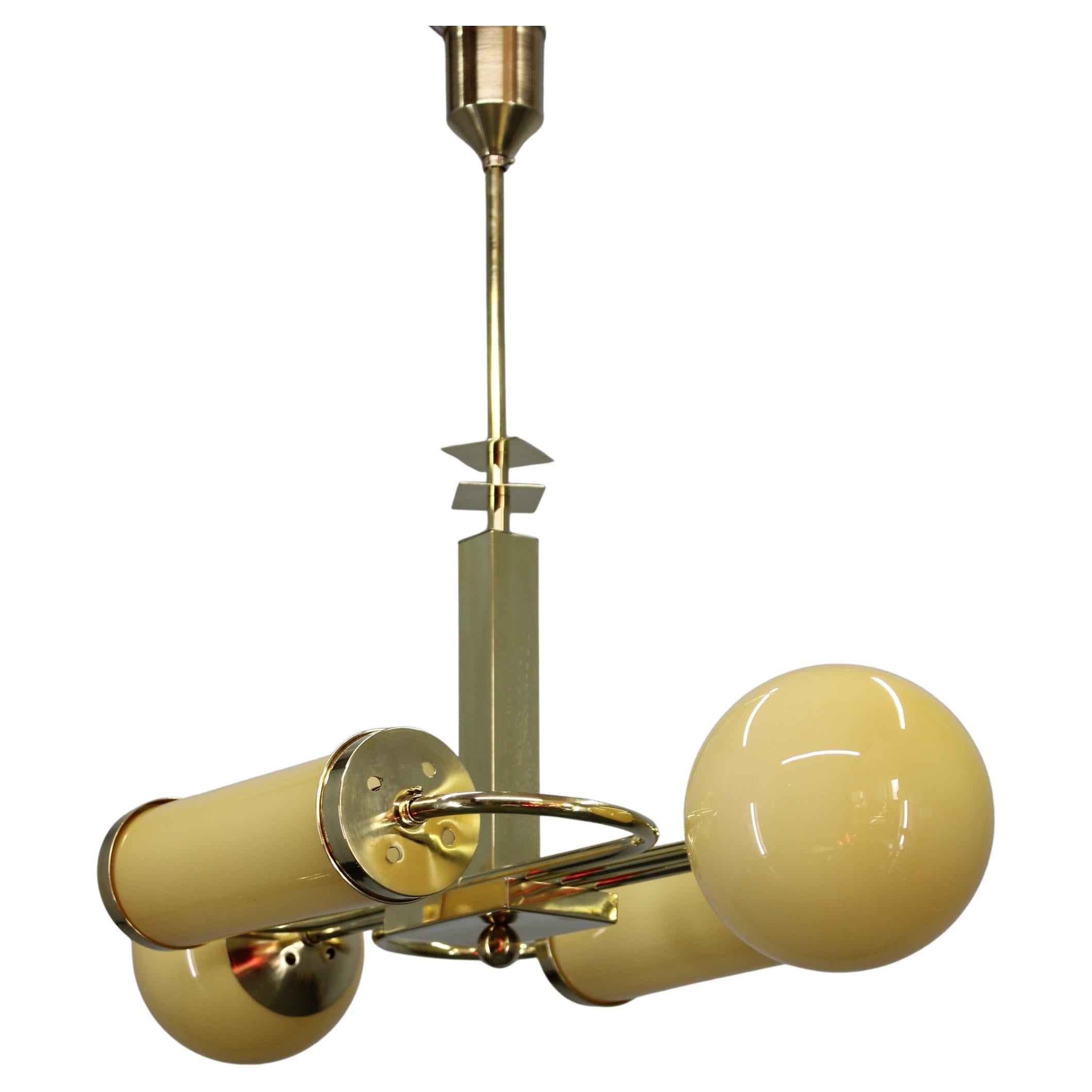 1930s Czechoslovak Art Deco Brass Chandelier with Globe and Opaline Shades in vendita