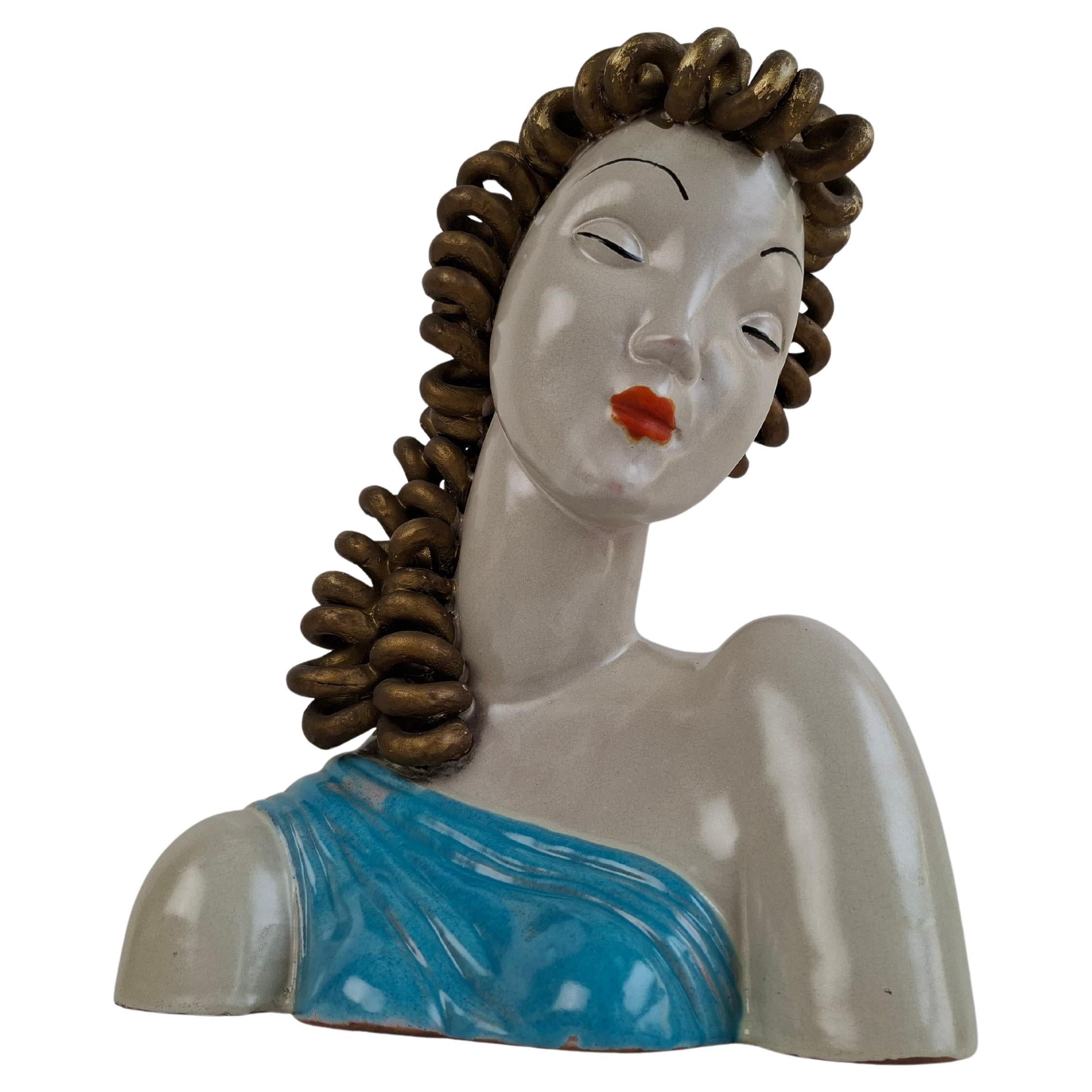Buste en céramique Art déco tchécoslovaque des années 1930 représentant une femme aux cheveux bouclés dorés