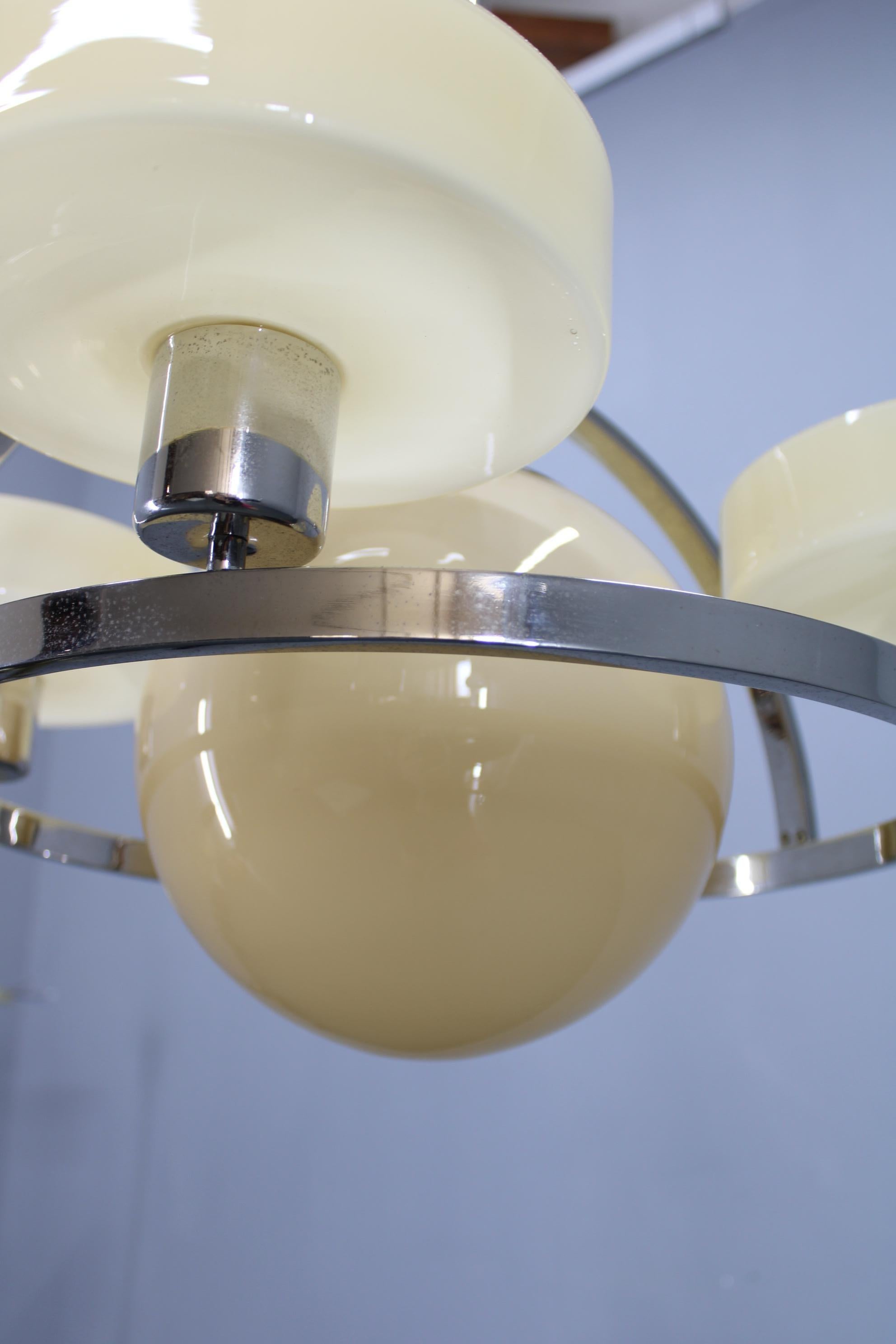 1930s Czechoslovak Art Deco Chrome Chandelier with Five Opaline Beige–Cream Glas in vendita 3
