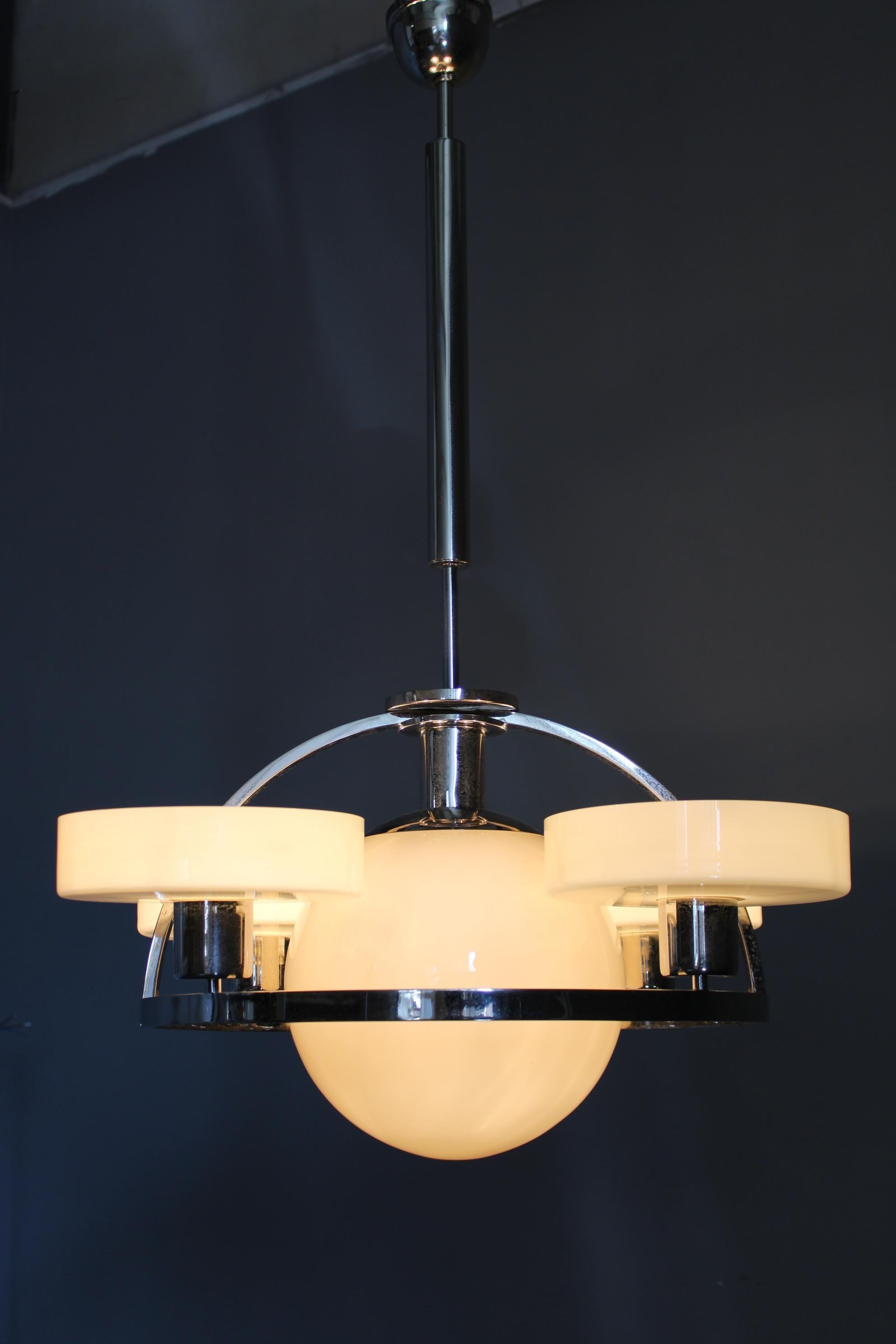 1930s Czechoslovak Art Deco Chrome Chandelier with Five Opaline Beige–Cream Glas in vendita 4