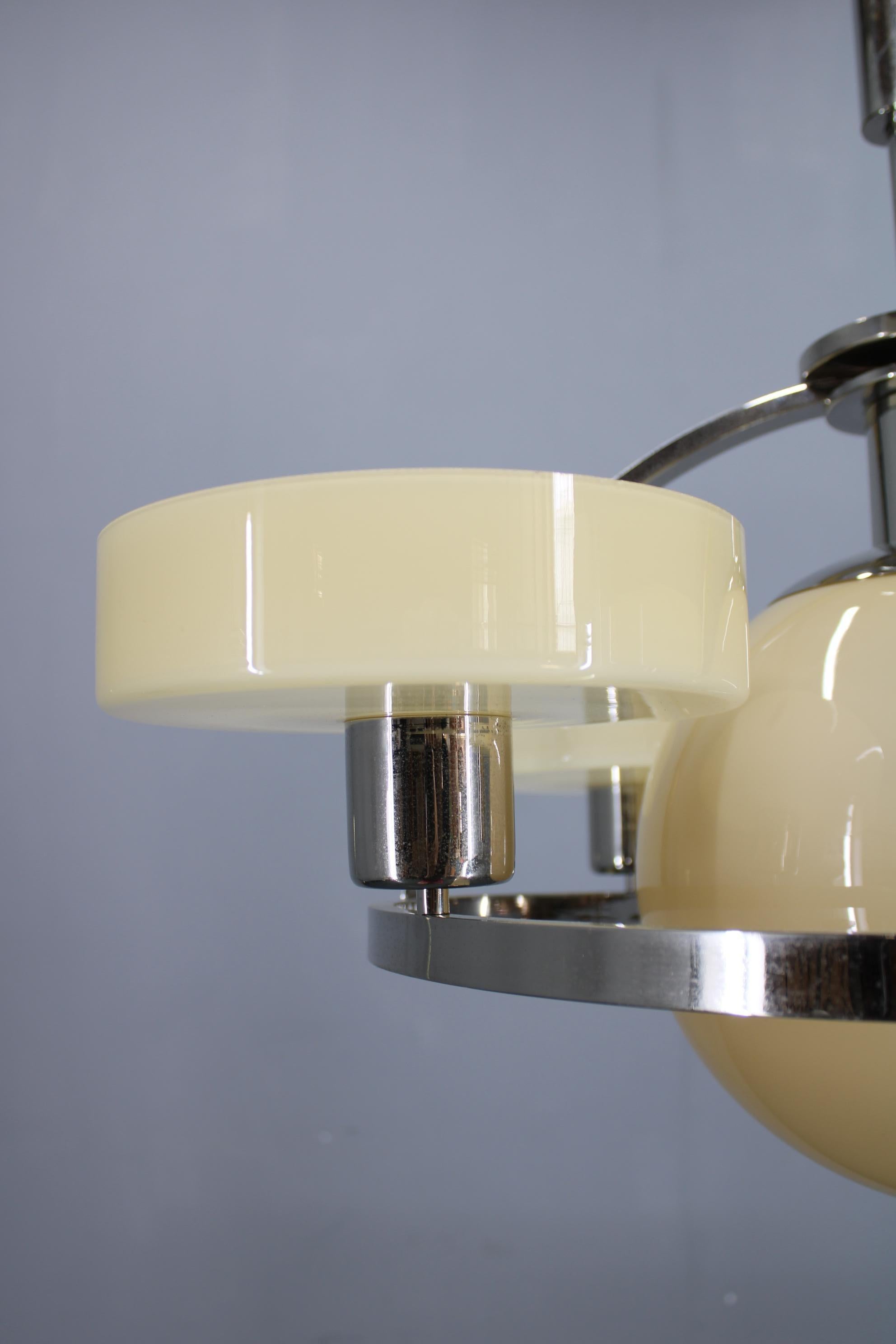 1930s Czechoslovak Art Deco Chrome Chandelier with Five Opaline Beige–Cream Glas In condizioni buone in vendita a Praha, CZ