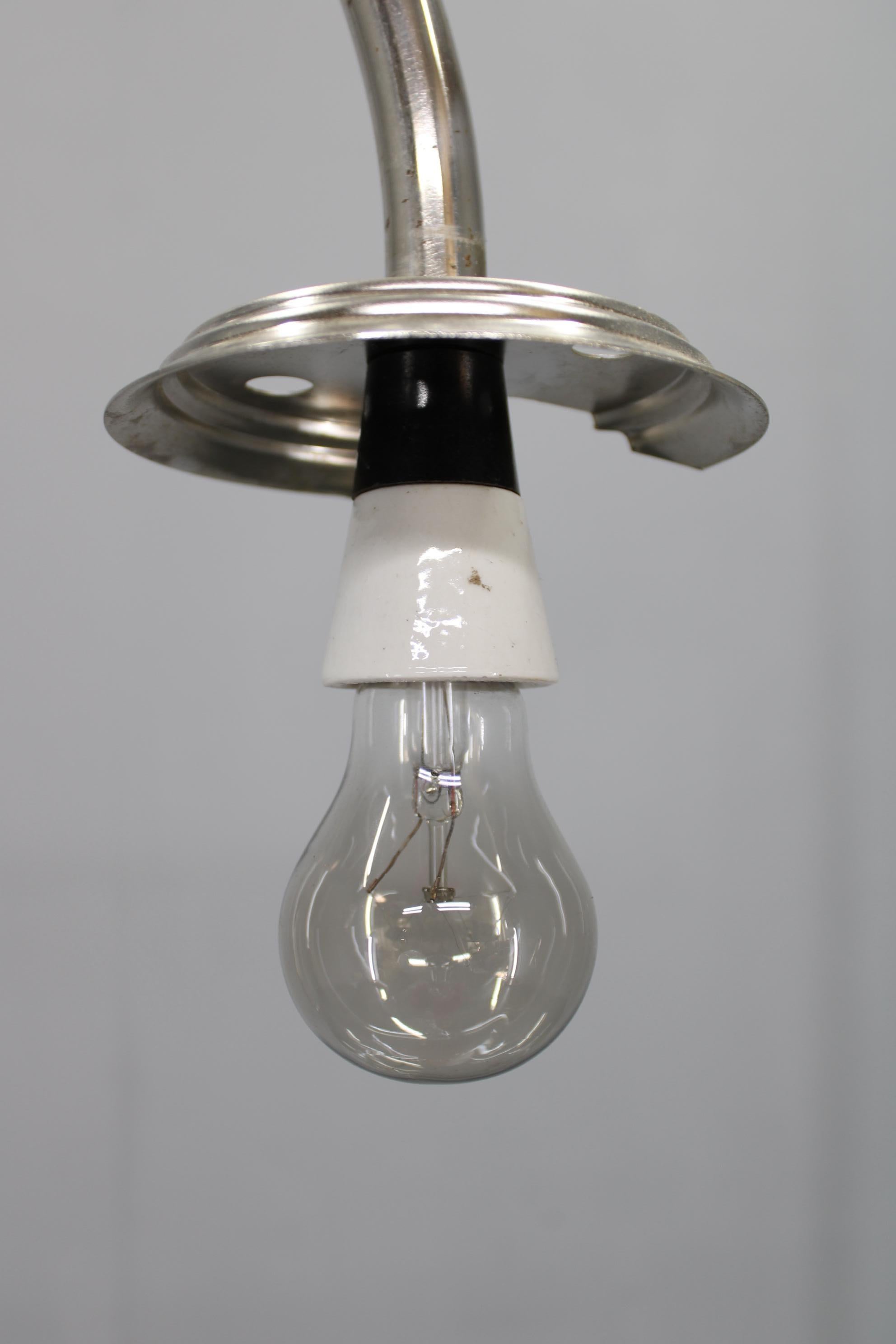 1930s Czechoslovak Art Deco Chrome Floor Lamp with Milk Glass Globe and Table en venta 2