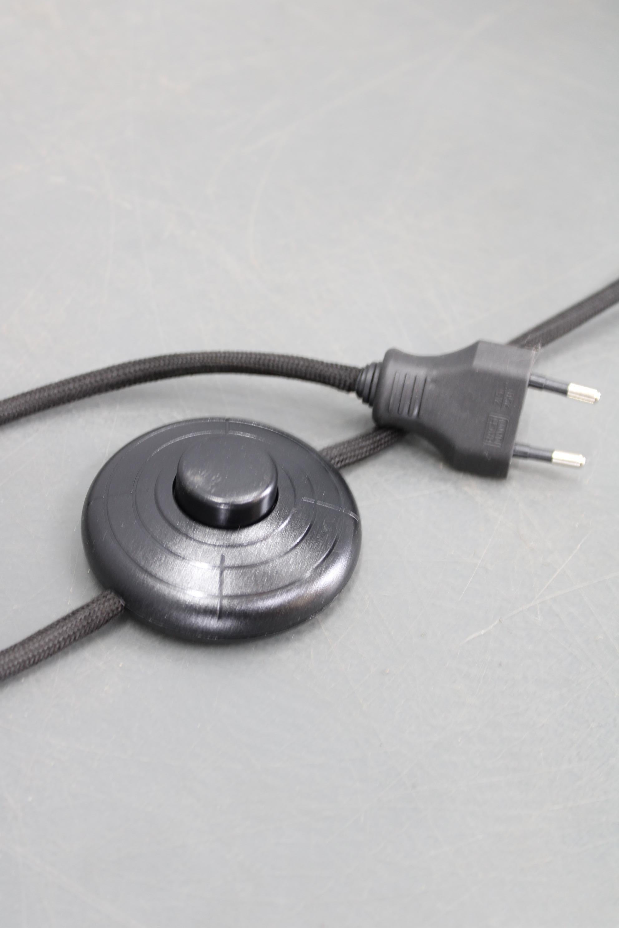 1930s Czechoslovak Art Deco Chrome Floor Lamp with Milk Glass Globe and Table en venta 3