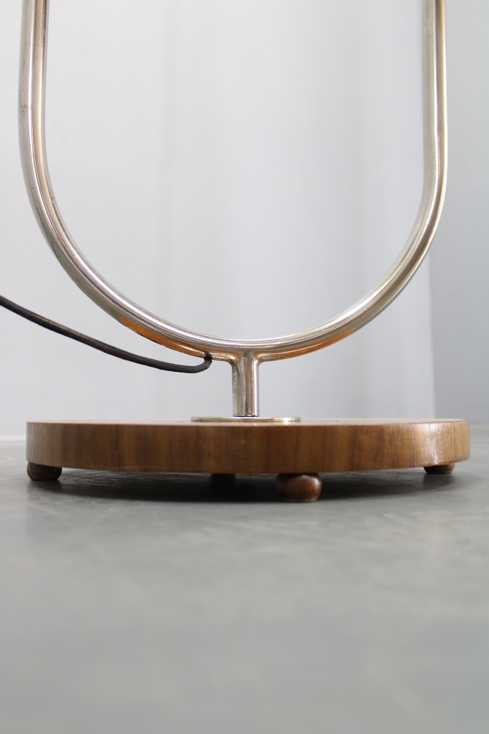 1930s Czechoslovak Art Deco Chrome Floor Lamp with Milk Glass Globe and Table en venta 4