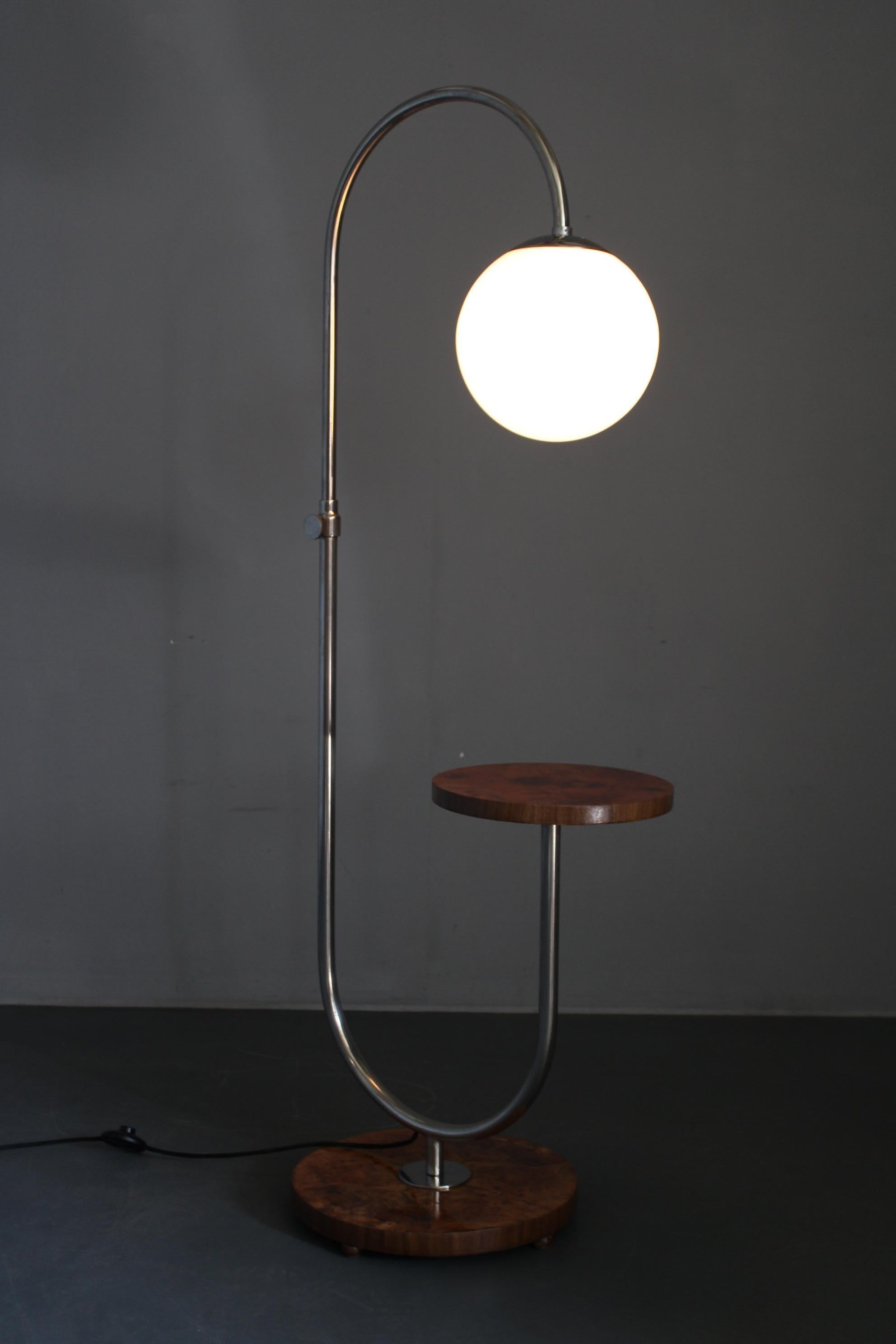 1930s Czechoslovak Art Deco Chrome Floor Lamp with Milk Glass Globe and Table en venta 5