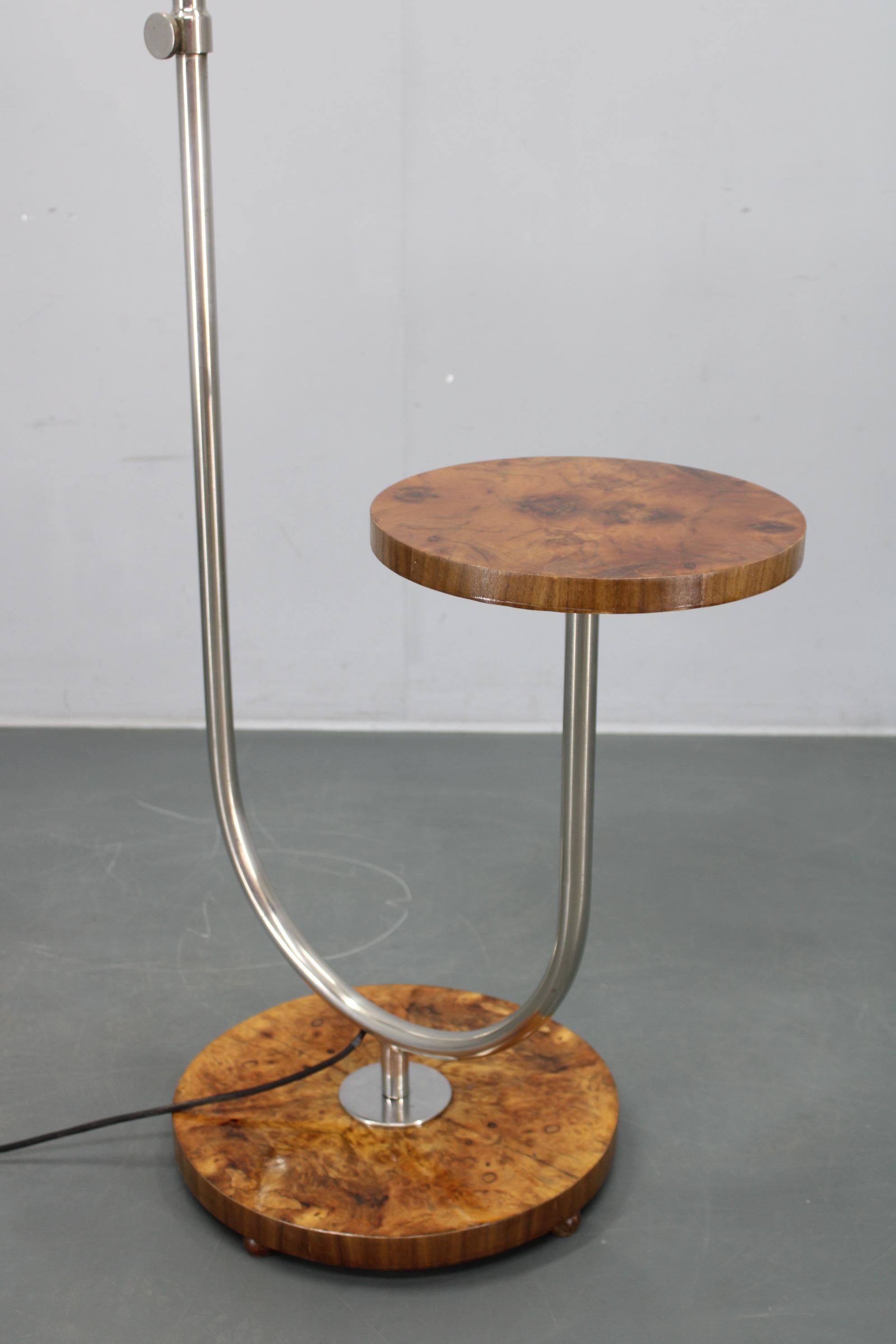 1930s Czechoslovak Art Deco Chrome Floor Lamp with Milk Glass Globe and Table Art Decó en venta