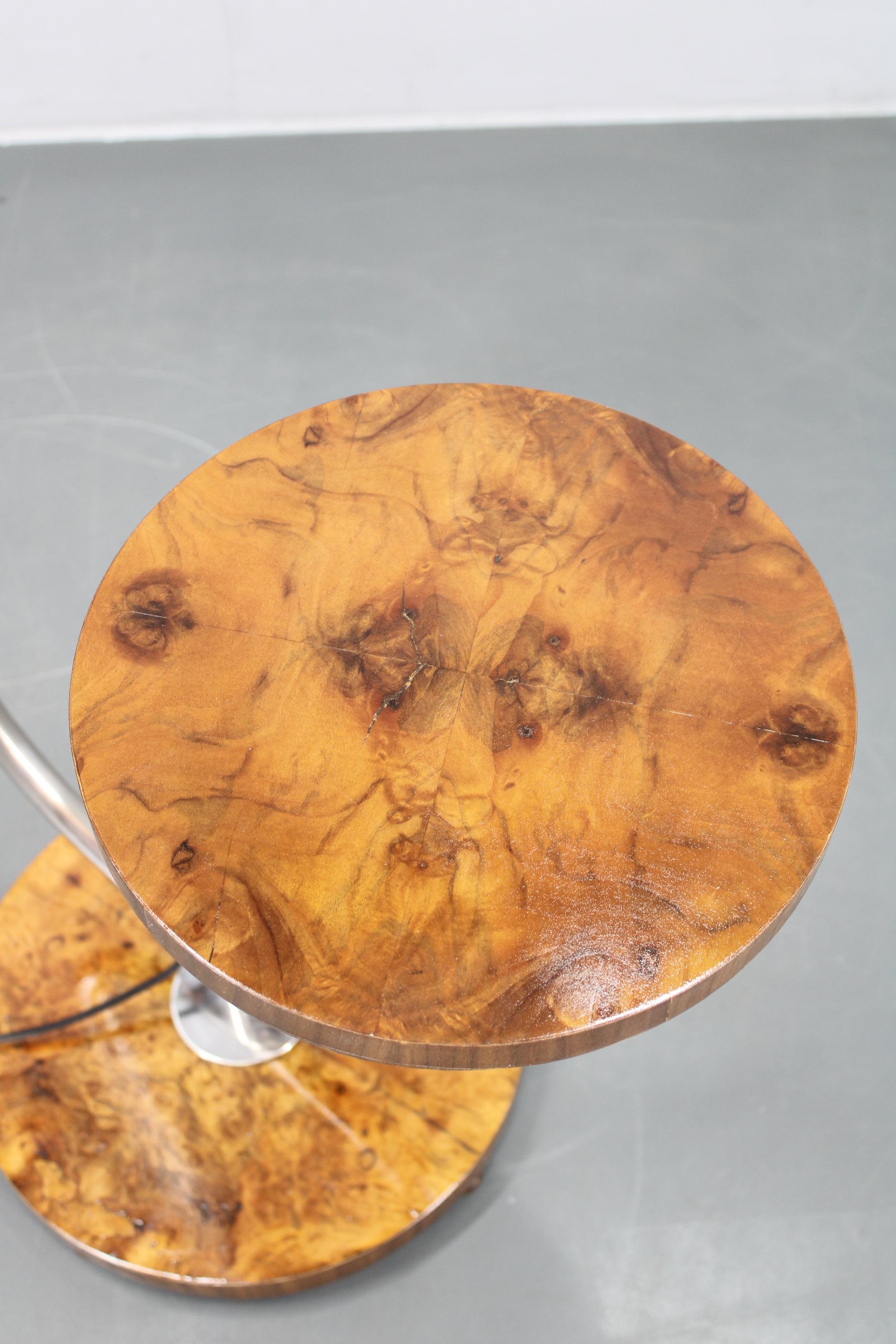 1930s Czechoslovak Art Deco Chrome Floor Lamp with Milk Glass Globe and Table Checo en venta