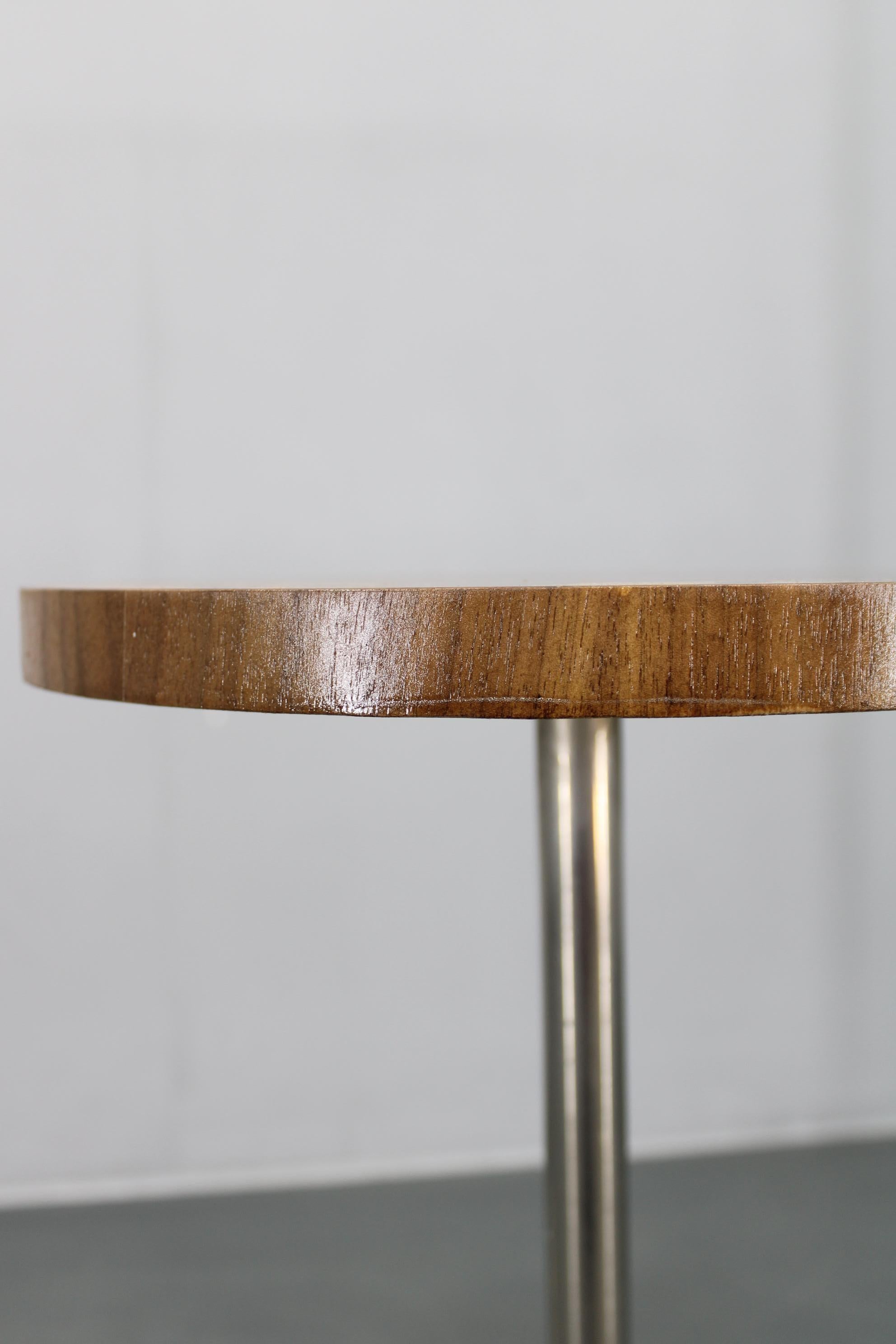 1930s Czechoslovak Art Deco Chrome Floor Lamp with Milk Glass Globe and Table Pulido en venta