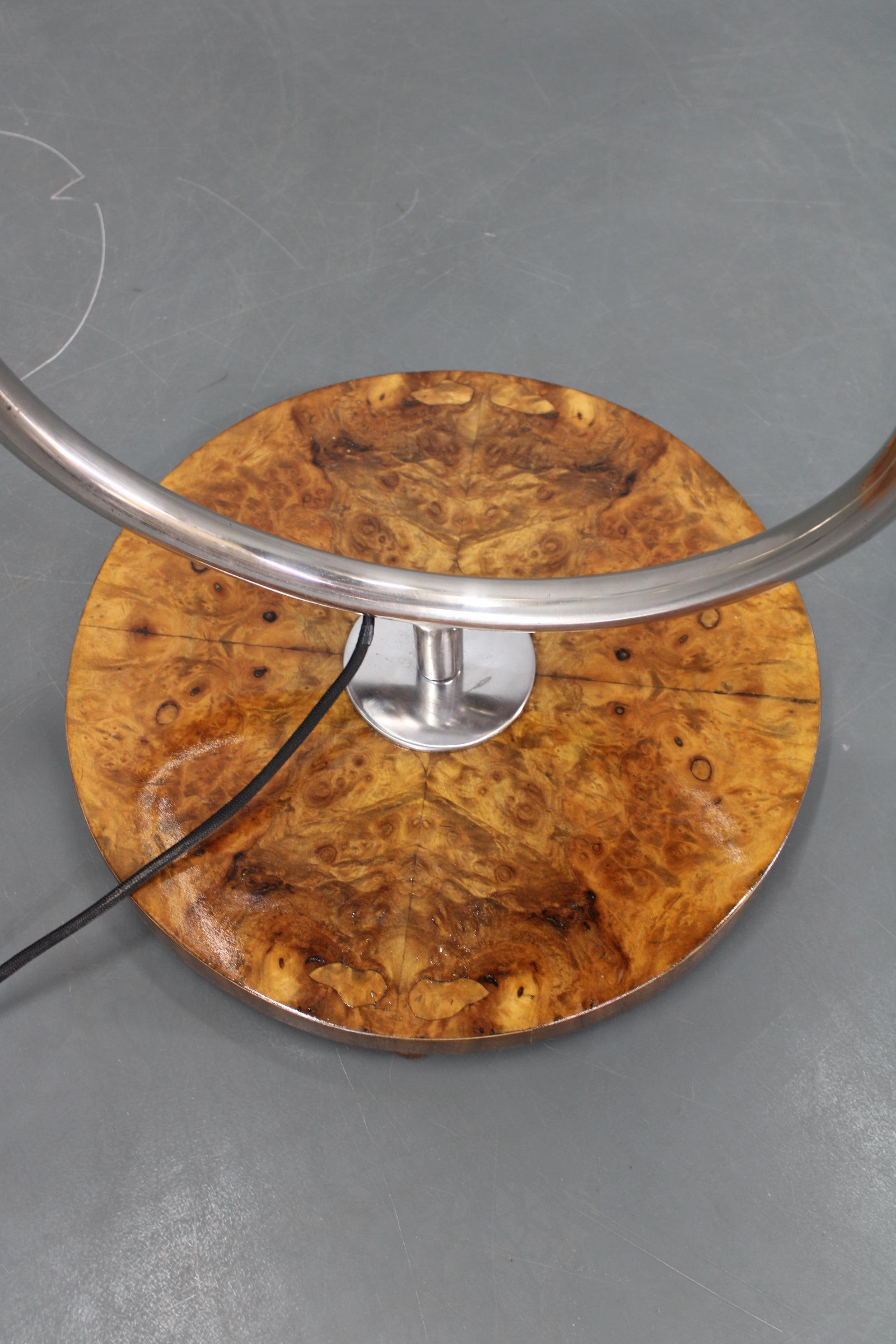 1930s Czechoslovak Art Deco Chrome Floor Lamp with Milk Glass Globe and Table en Bueno estado para la venta en Praha, CZ