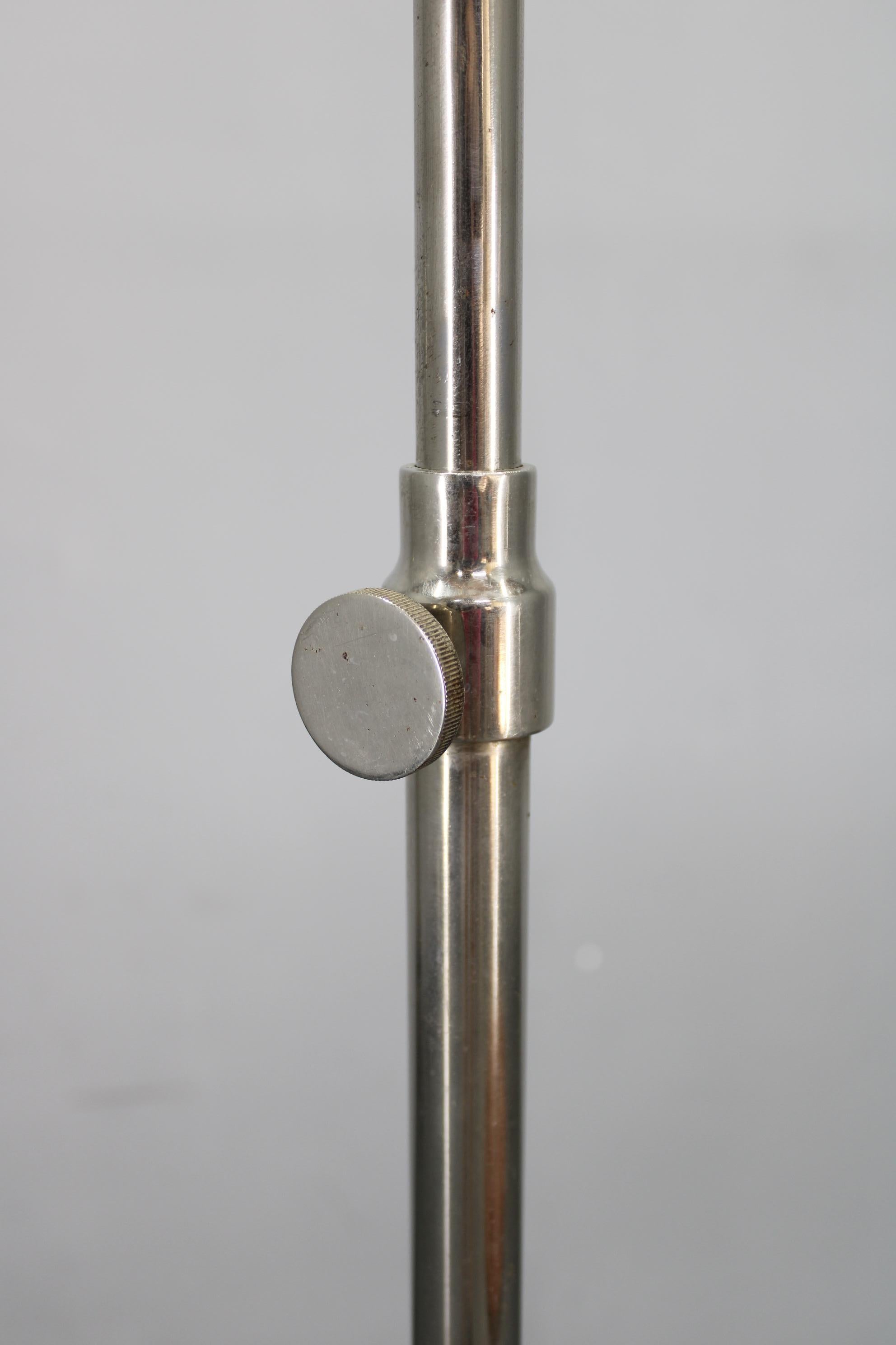 1930s Czechoslovak Art Deco Chrome Floor Lamp with Milk Glass Globe and Table mediados del siglo XX en venta