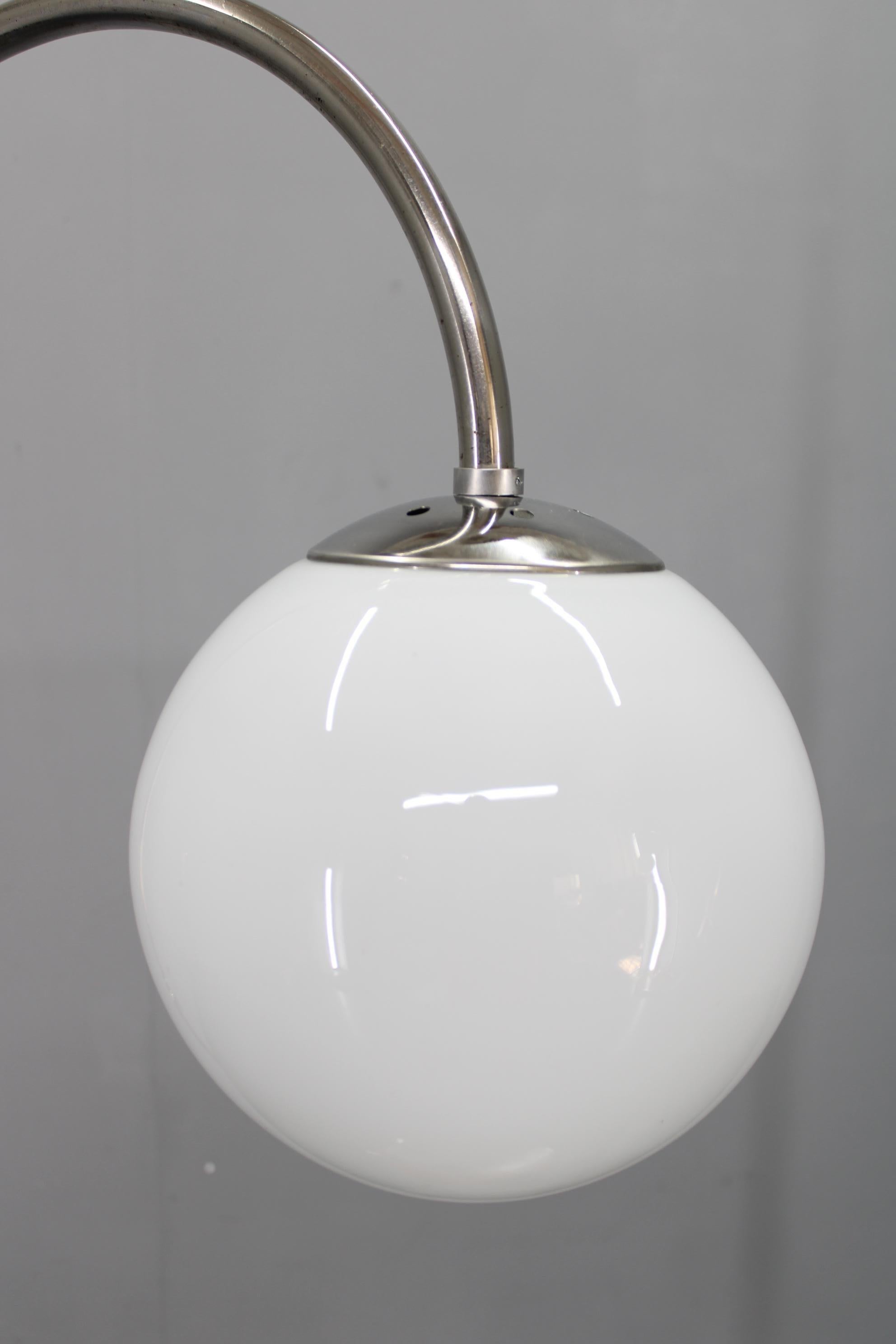 1930s Czechoslovak Art Deco Chrome Floor Lamp with Milk Glass Globe and Table Metal en venta