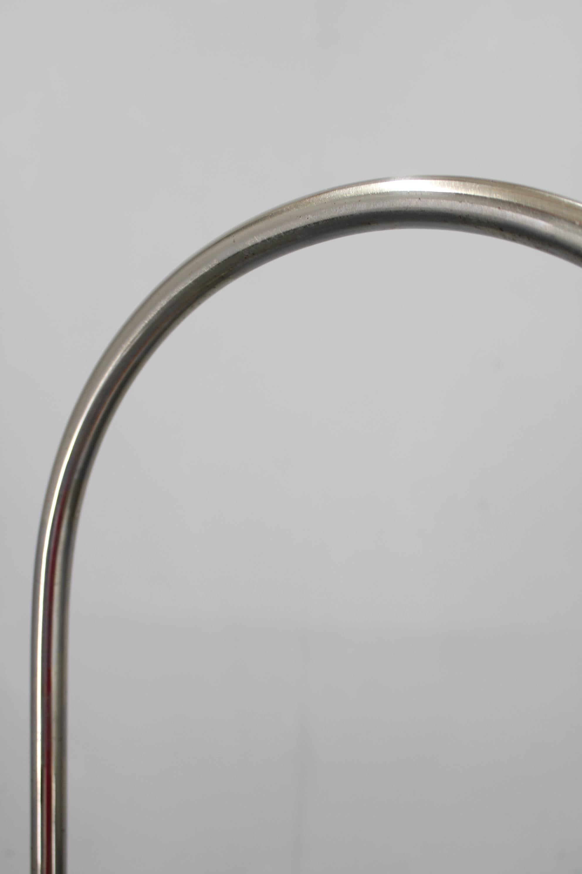 1930s Czechoslovak Art Deco Chrome Floor Lamp with Milk Glass Globe and Table en venta 1