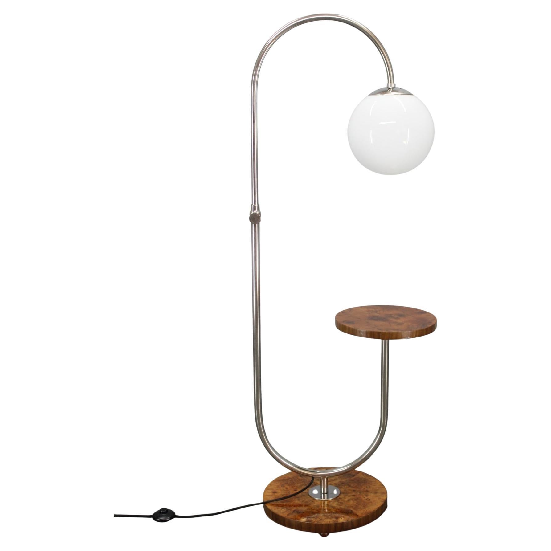 1930s Czechoslovak Art Deco Chrome Floor Lamp with Milk Glass Globe and Table en venta