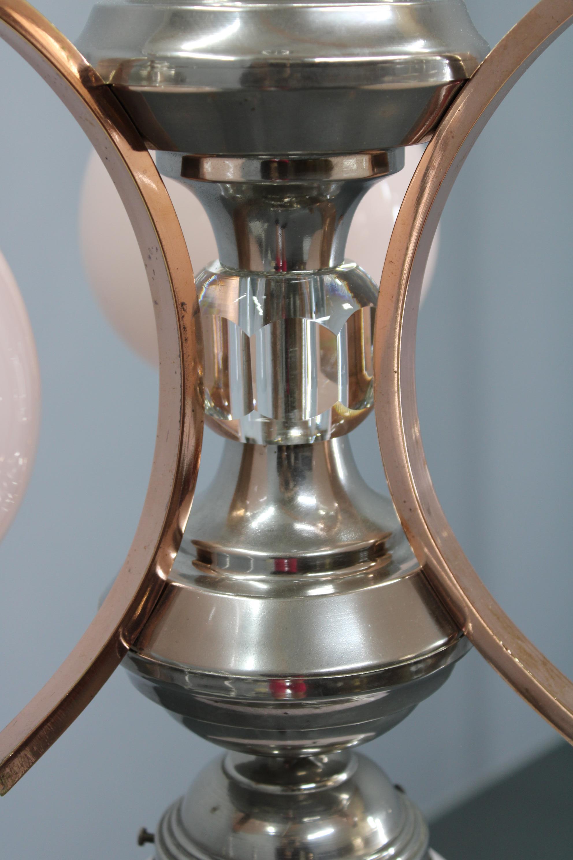 Lustre Art Déco Tchécoslovaque des années 1930 en nickel avec globes en verre opalin rose en vente 2