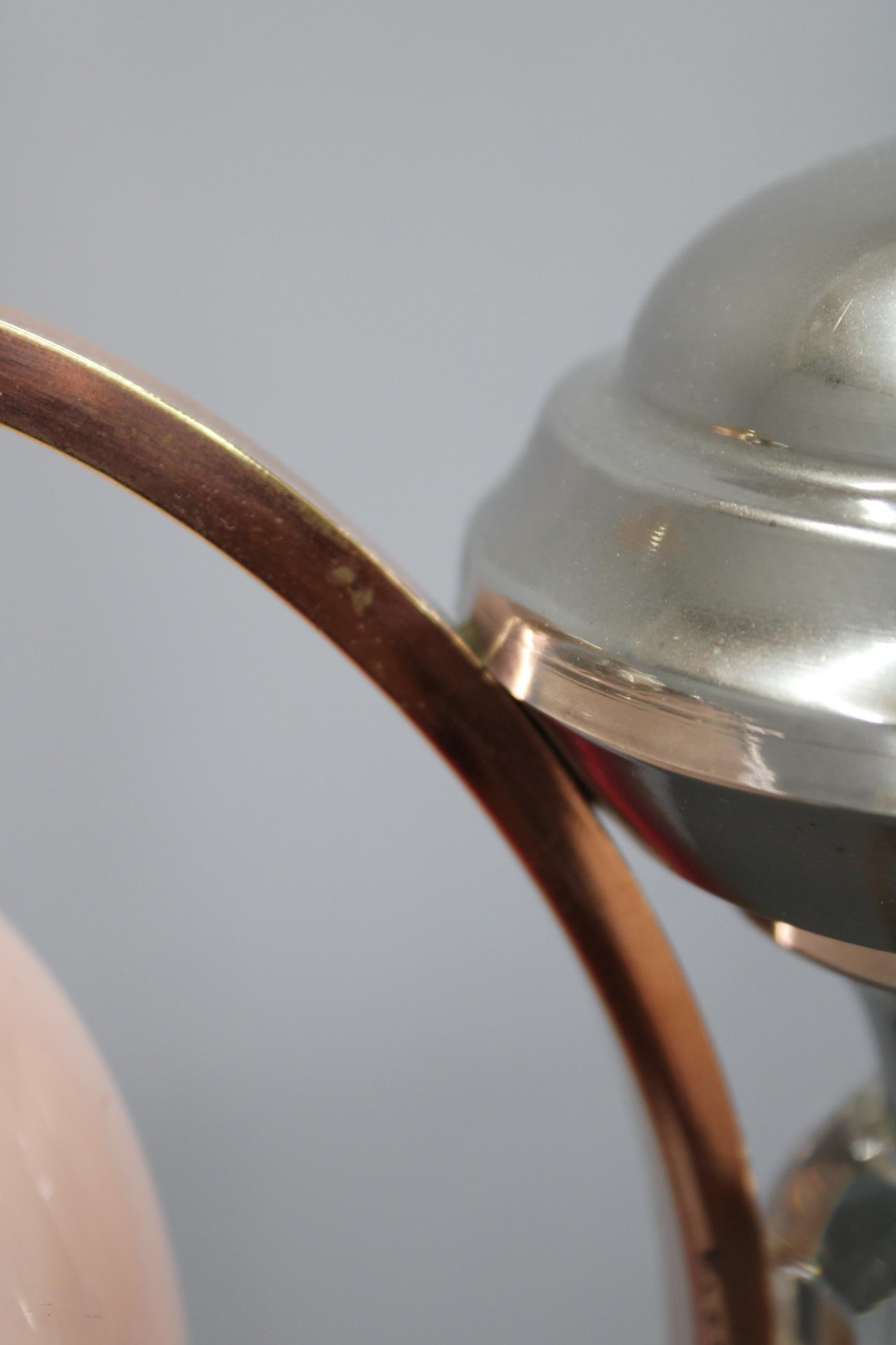 Lustre Art Déco Tchécoslovaque des années 1930 en nickel avec globes en verre opalin rose en vente 3