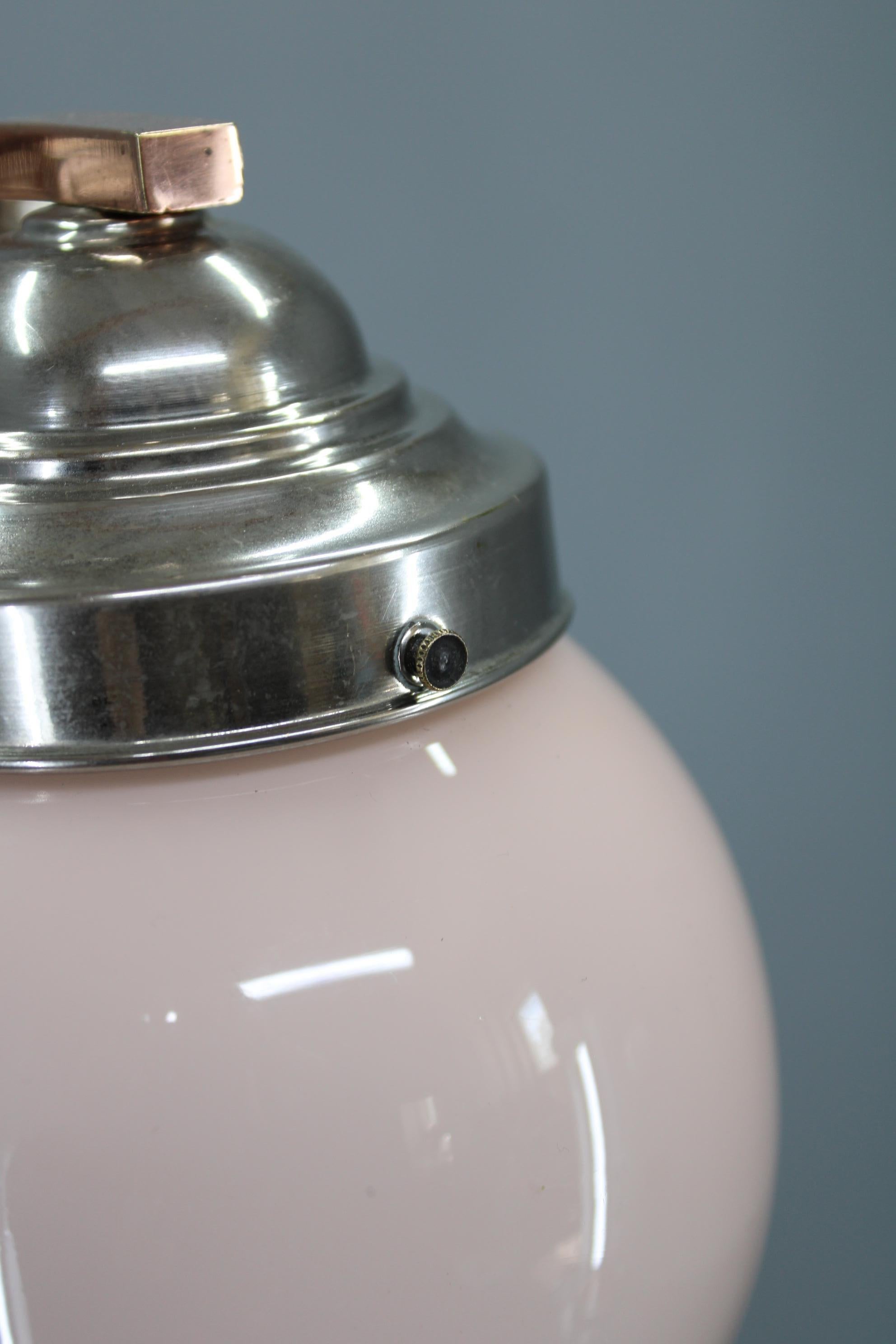 Lustre Art Déco Tchécoslovaque des années 1930 en nickel avec globes en verre opalin rose en vente 4