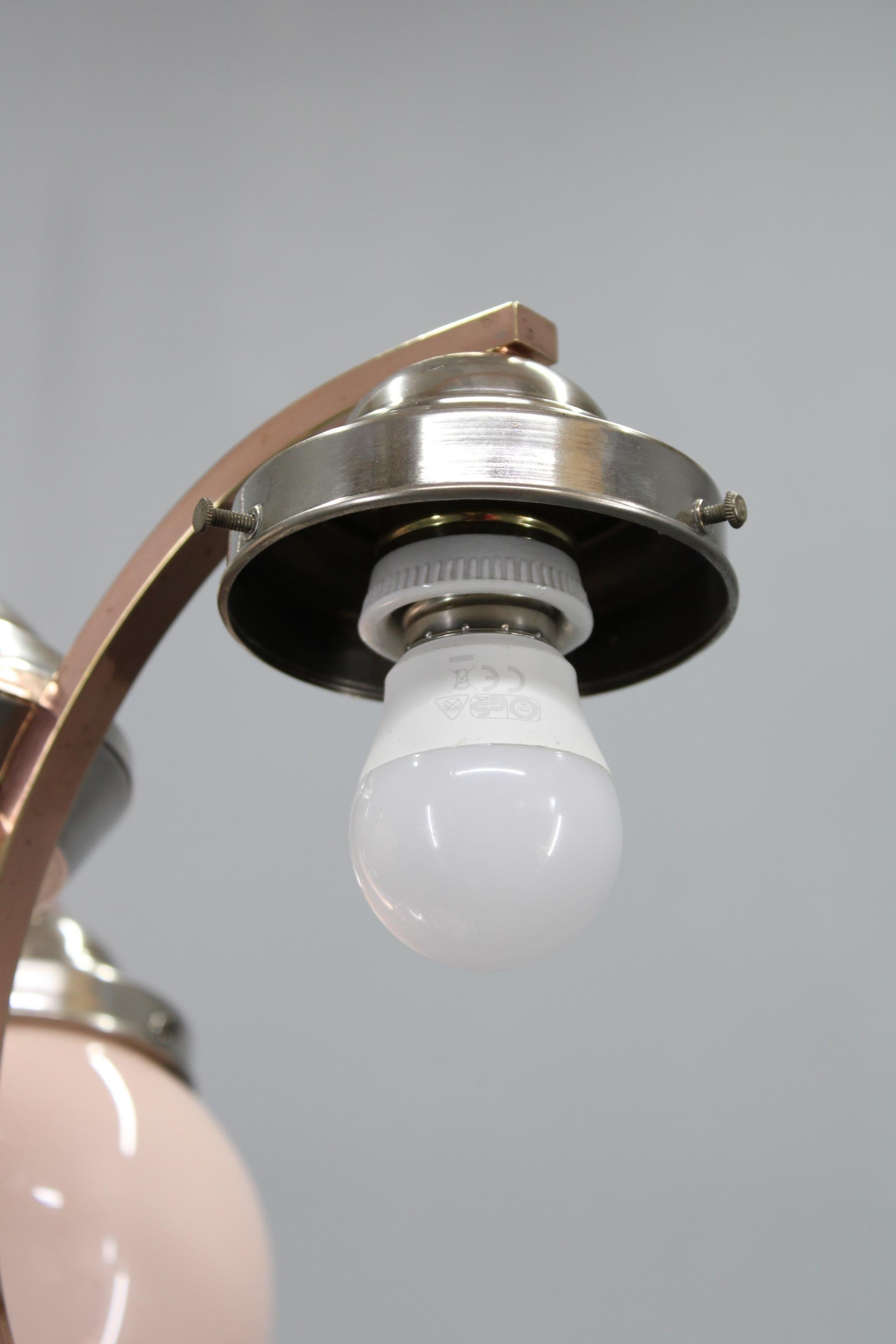 Lustre Art Déco Tchécoslovaque des années 1930 en nickel avec globes en verre opalin rose en vente 5
