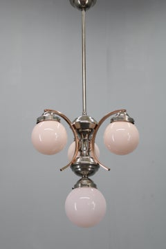 Lustre Art Déco Tchécoslovaque des années 1930 en nickel avec globes en verre opalin rose
