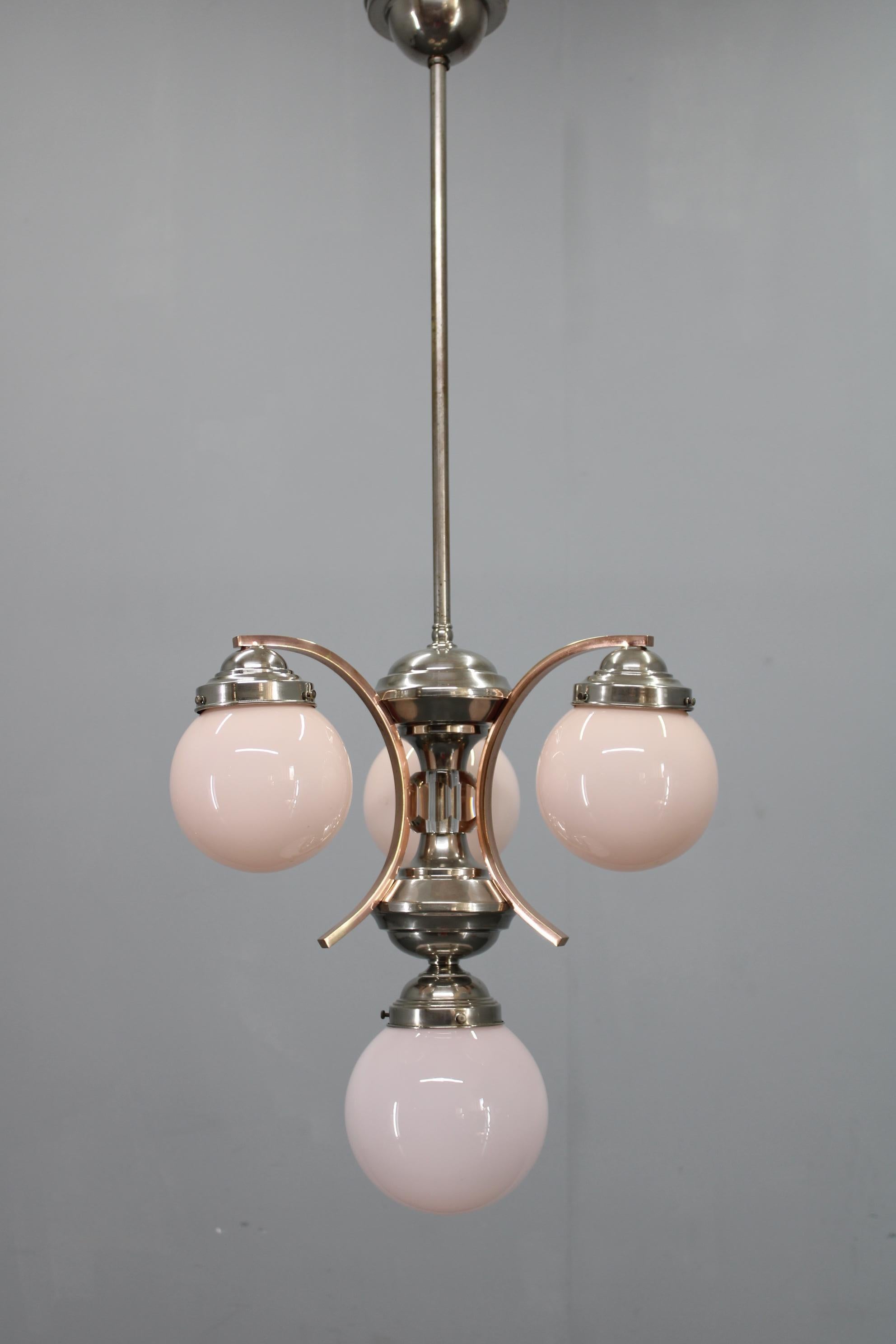 Art déco Lustre Art Déco Tchécoslovaque des années 1930 en nickel avec globes en verre opalin rose en vente