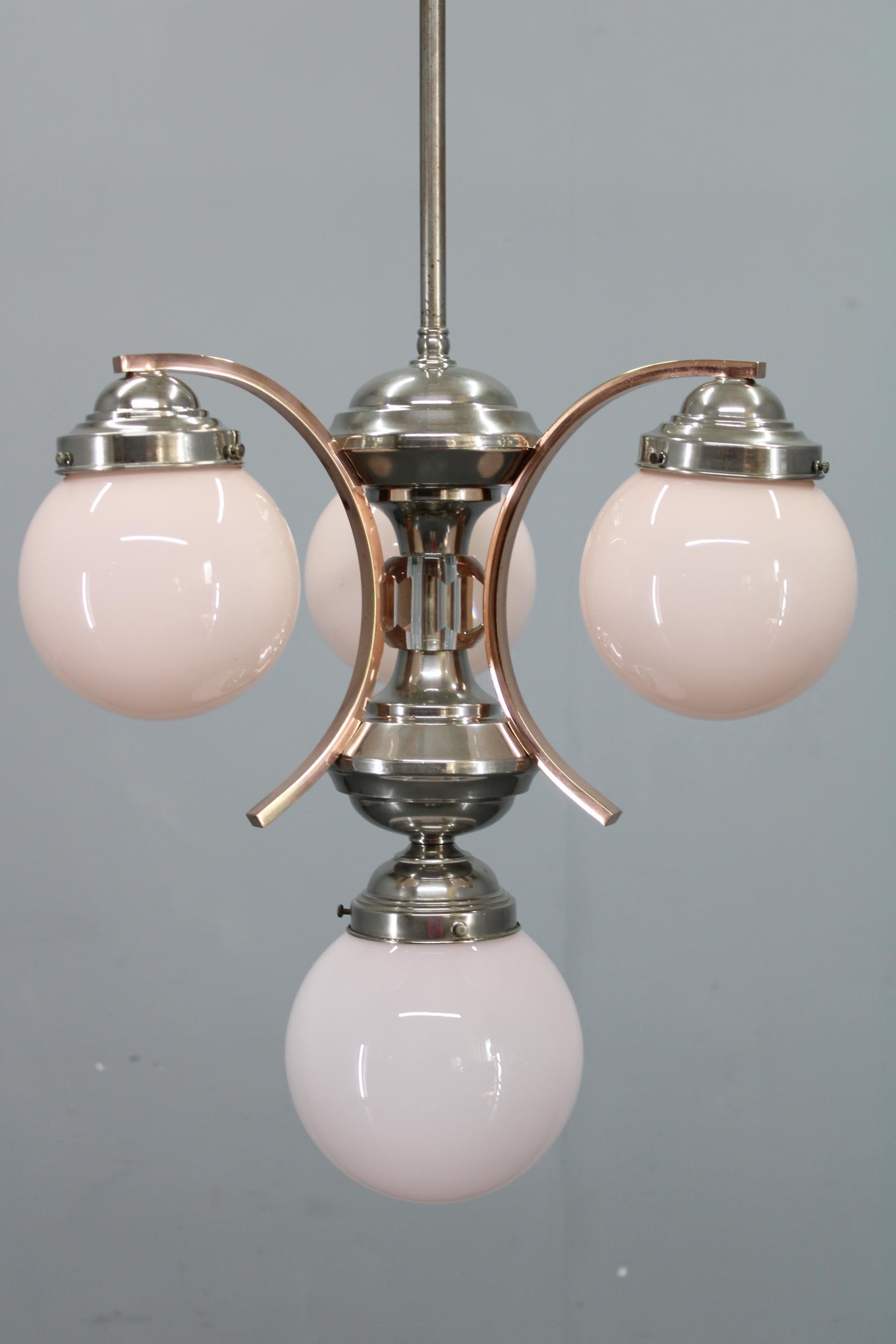 Tchèque Lustre Art Déco Tchécoslovaque des années 1930 en nickel avec globes en verre opalin rose en vente